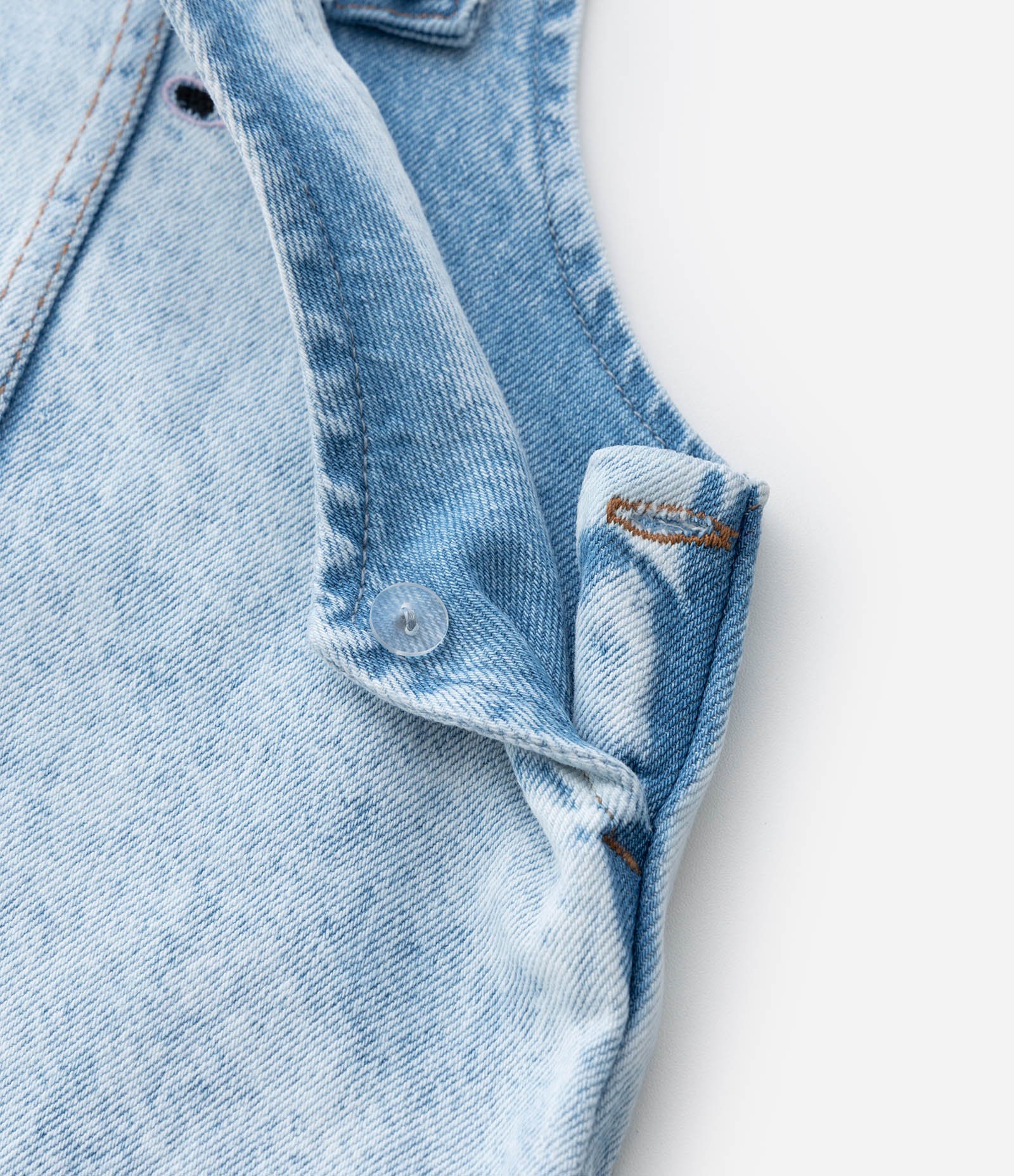 Salopete Jeans com Ícones Bordados e Babadinho - Tam 1 a 6 Anos Azul 4