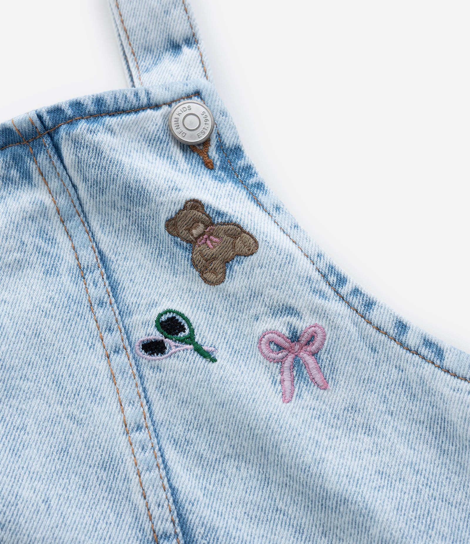 Salopete Jeans com Ícones Bordados e Babadinho - Tam 1 a 6 Anos Azul 5