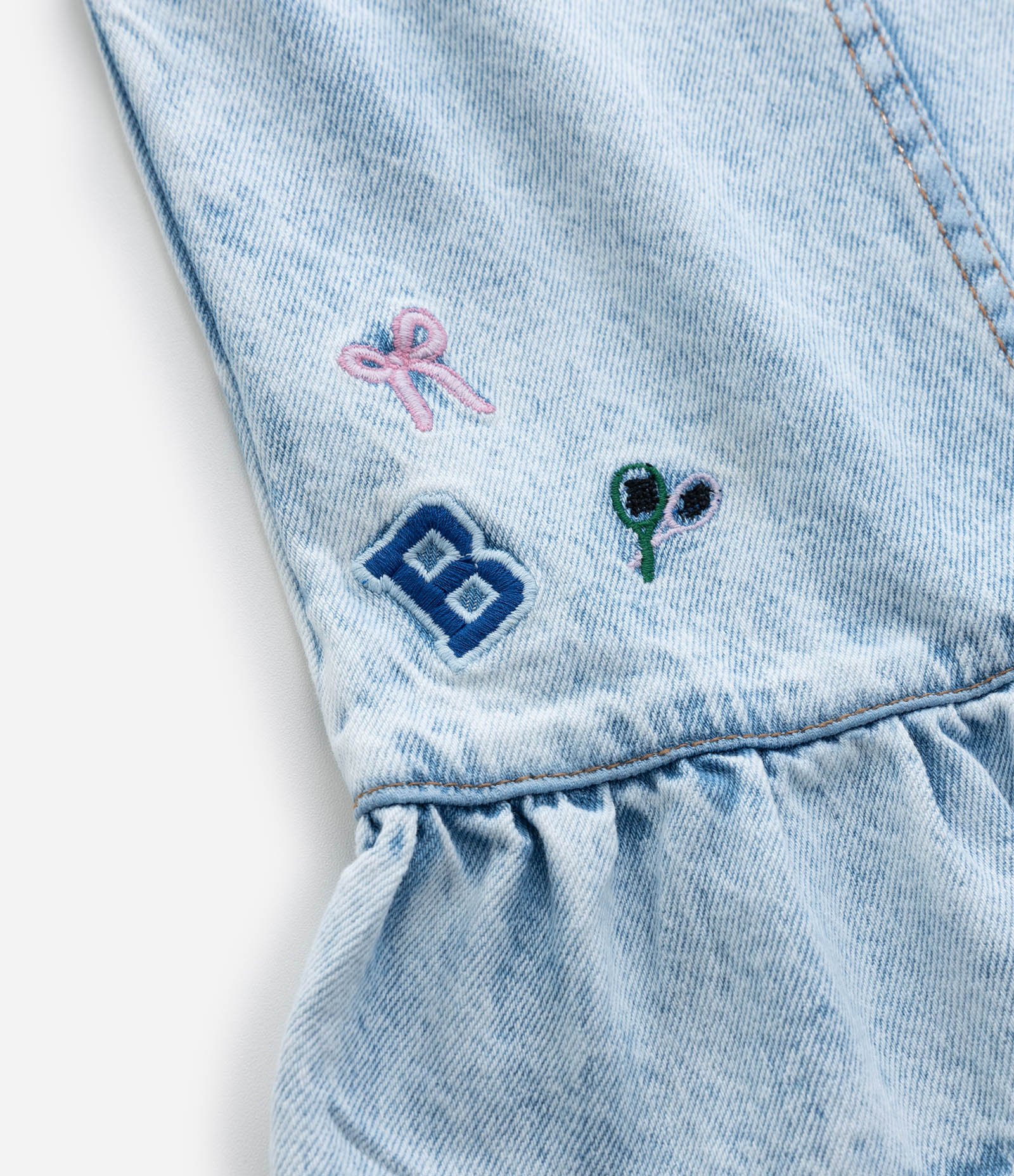 Salopete Jeans com Ícones Bordados e Babadinho - Tam 1 a 6 Anos Azul 7