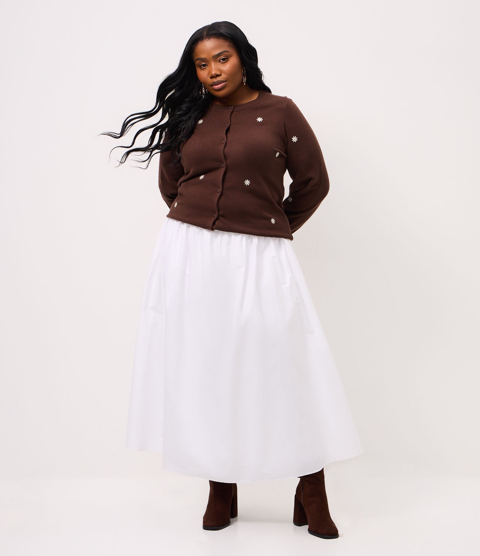 Cardigan em Tricô com Bordado de Margaridas Curve & Plus Size Marrom 2