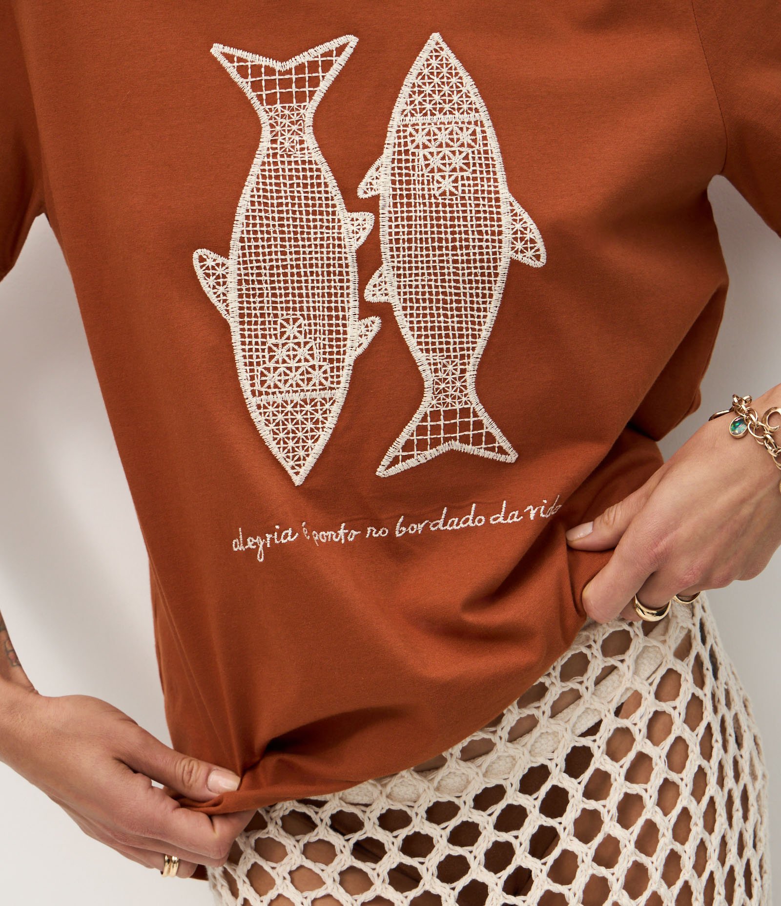Camiseta Manga Curta com Bordado de Peixe Laranja 3