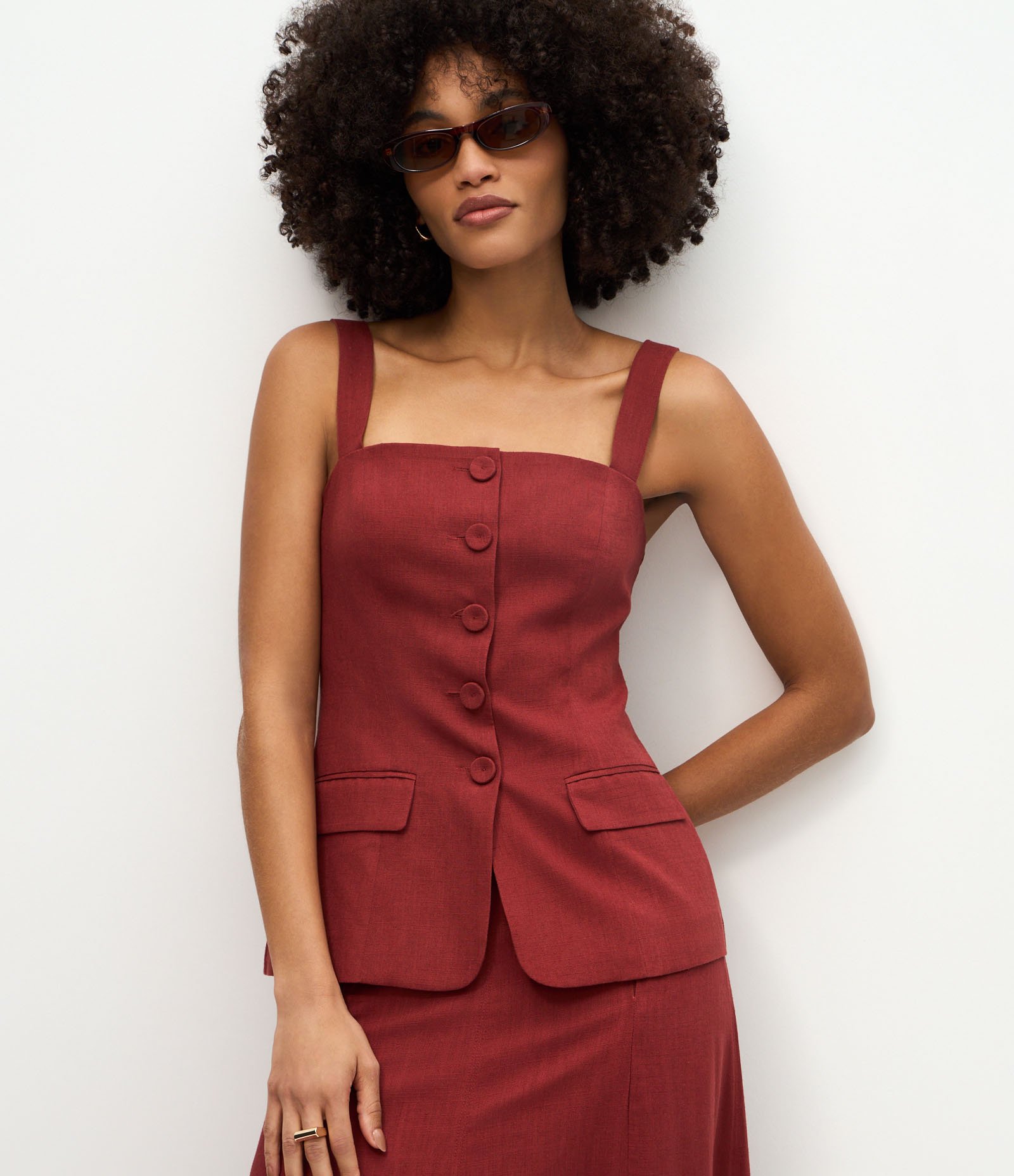 Blusa em Viscolinho com Abotoamento Frontal e Alças Largas Vermelho 1