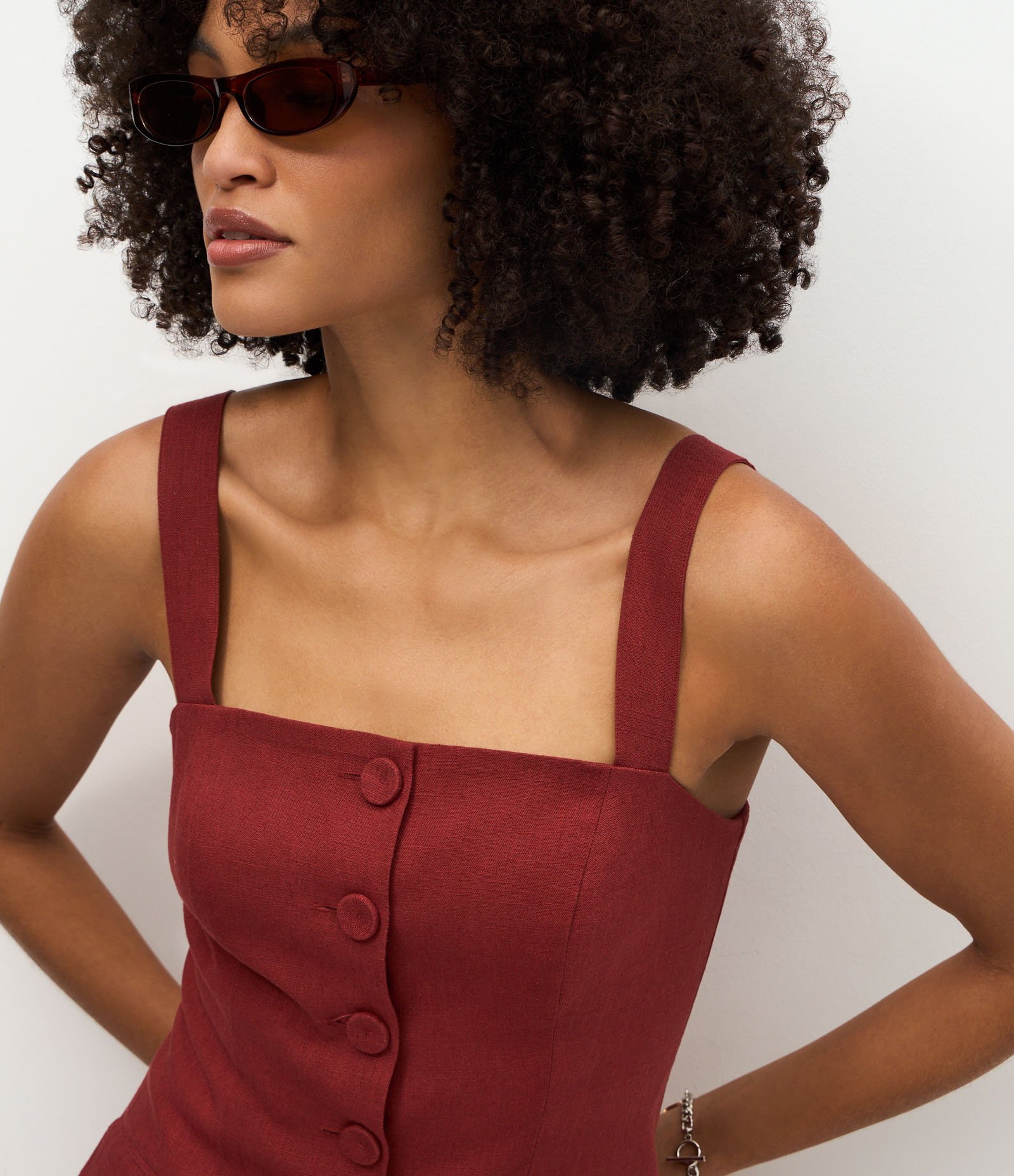 Blusa em Viscolinho com Abotoamento Frontal e Alças Largas Vermelho 3