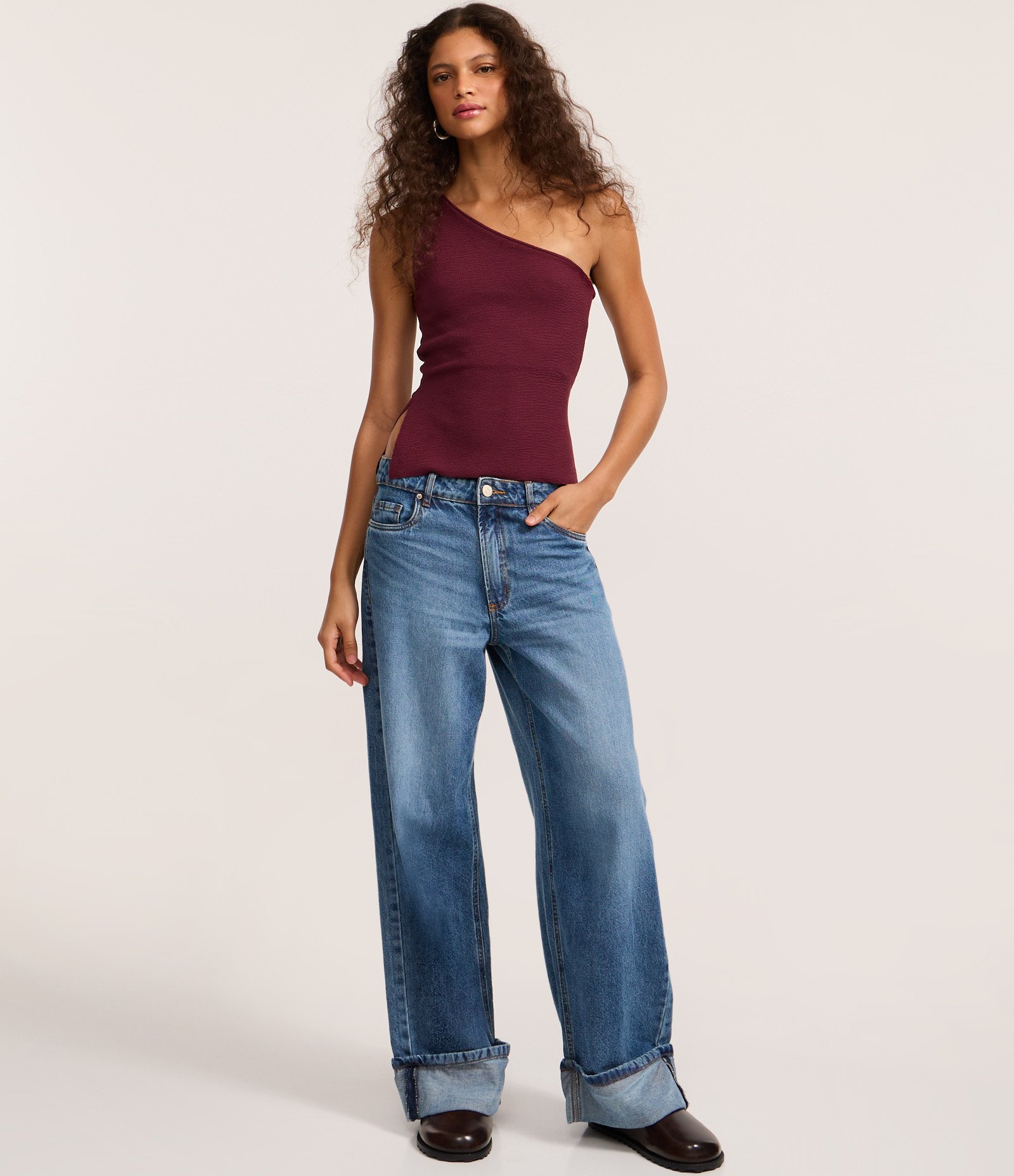 Blusa em Ombro Único com Textura Bordô 2