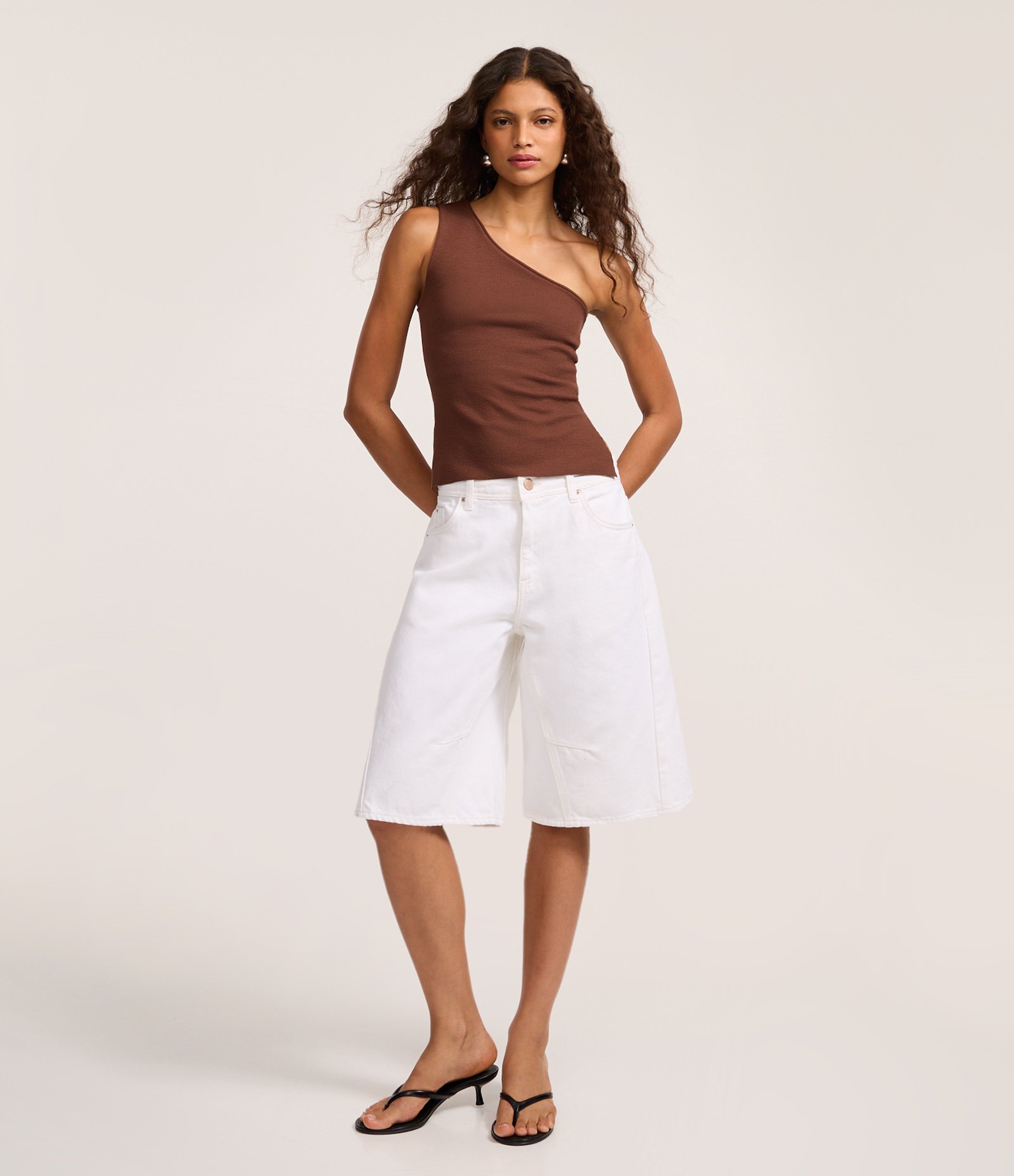 Blusa em Ombro Único com Textura Marrom 2