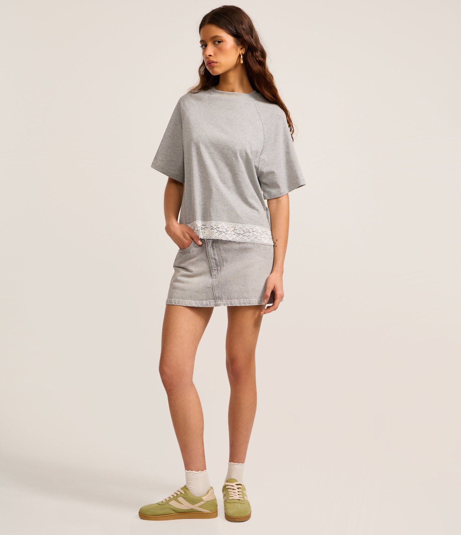 Camiseta em Algodão com Manga Raglan e Barra Rendada Cinza Mescla 2