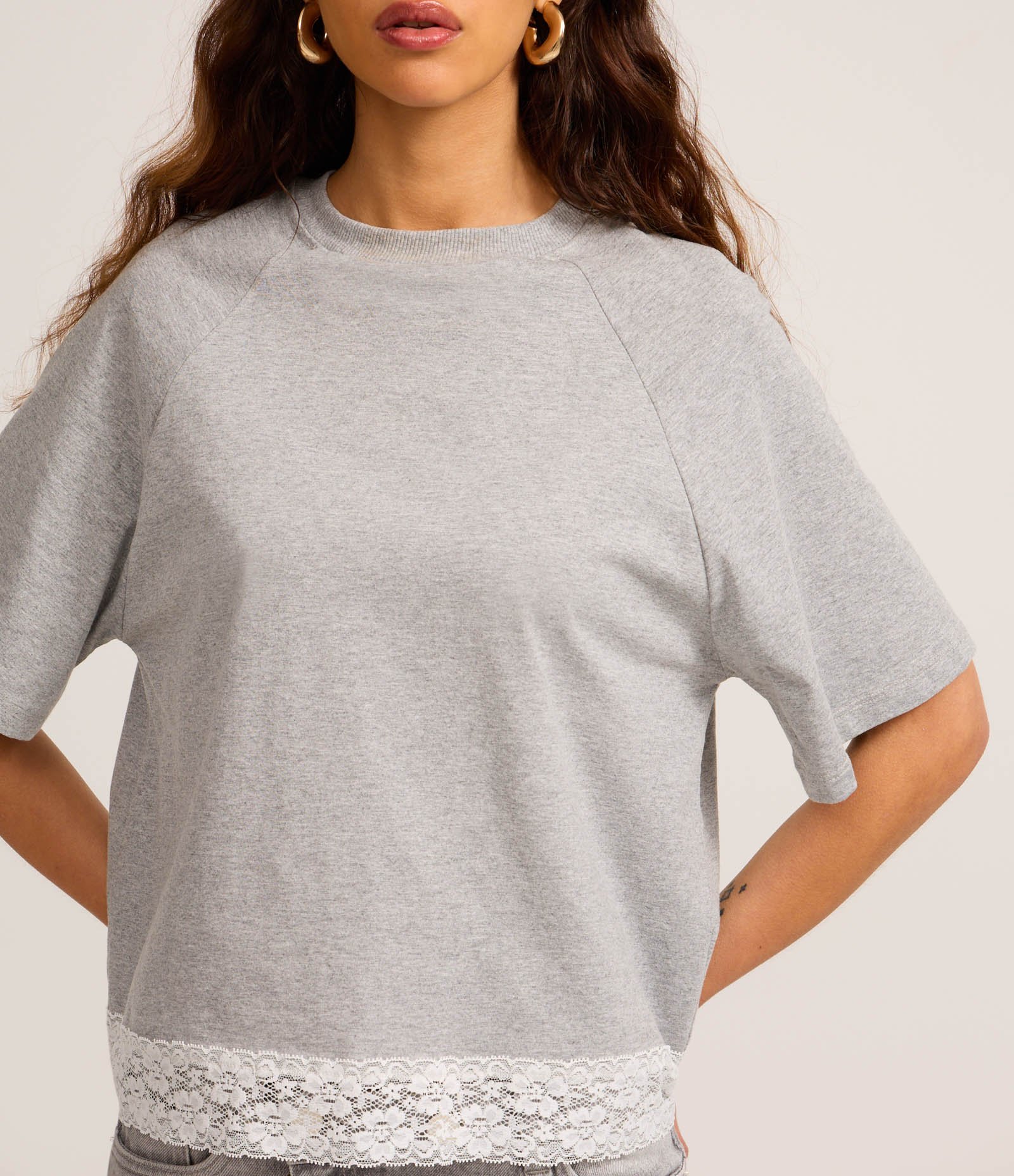 Camiseta em Algodão com Manga Raglan e Barra Rendada Cinza Mescla 3