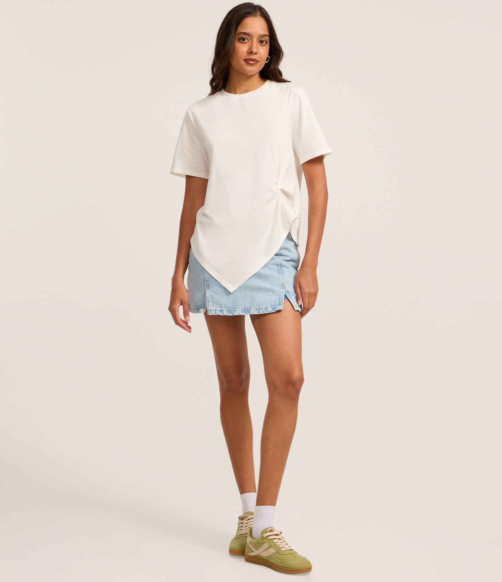 Camiseta em Algodão com Barra Assimétrica e Torção Lateral Branco 1