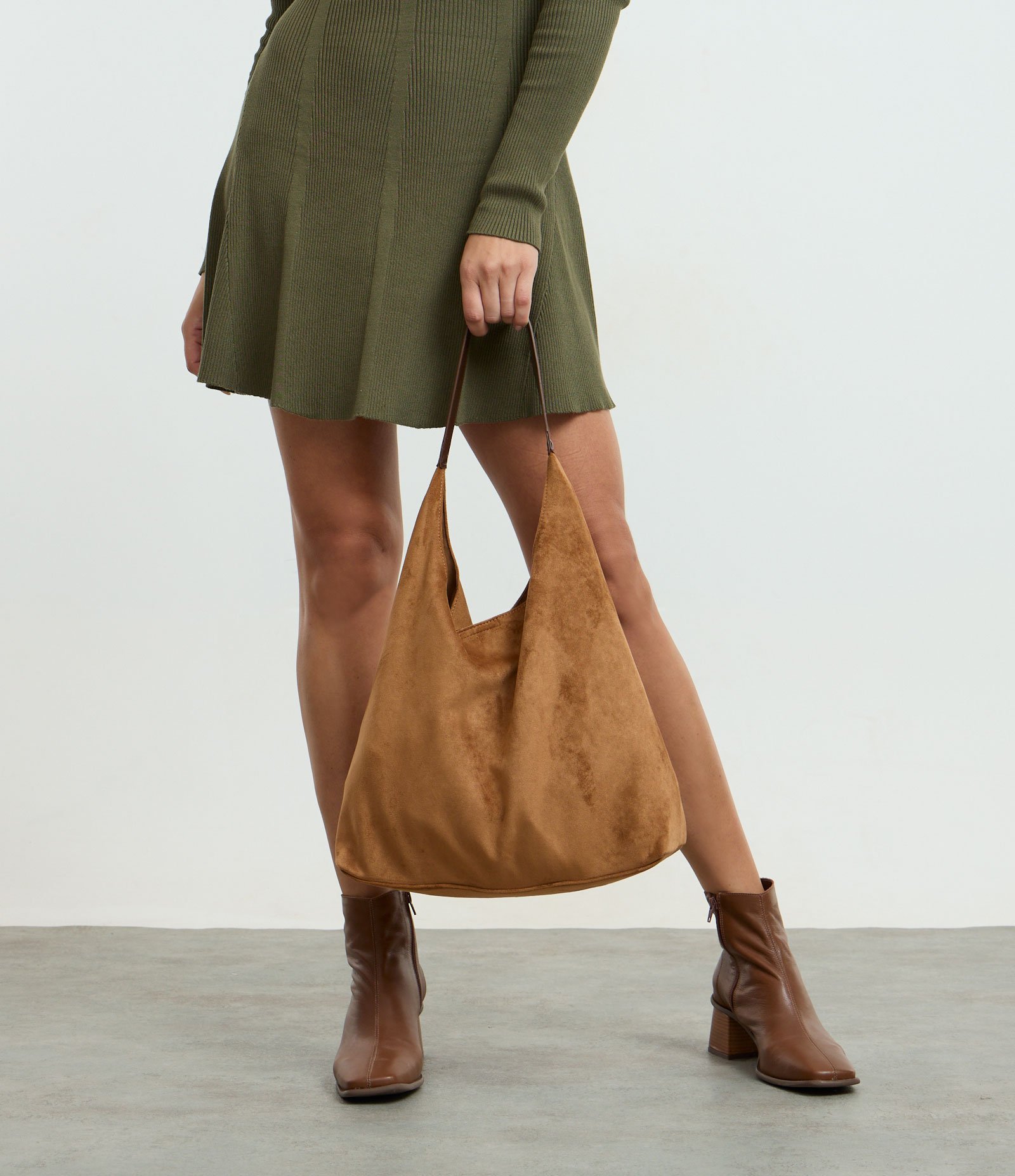 Bolsa Hobo Grande em Suede com Alça Contrastante Marrom 7