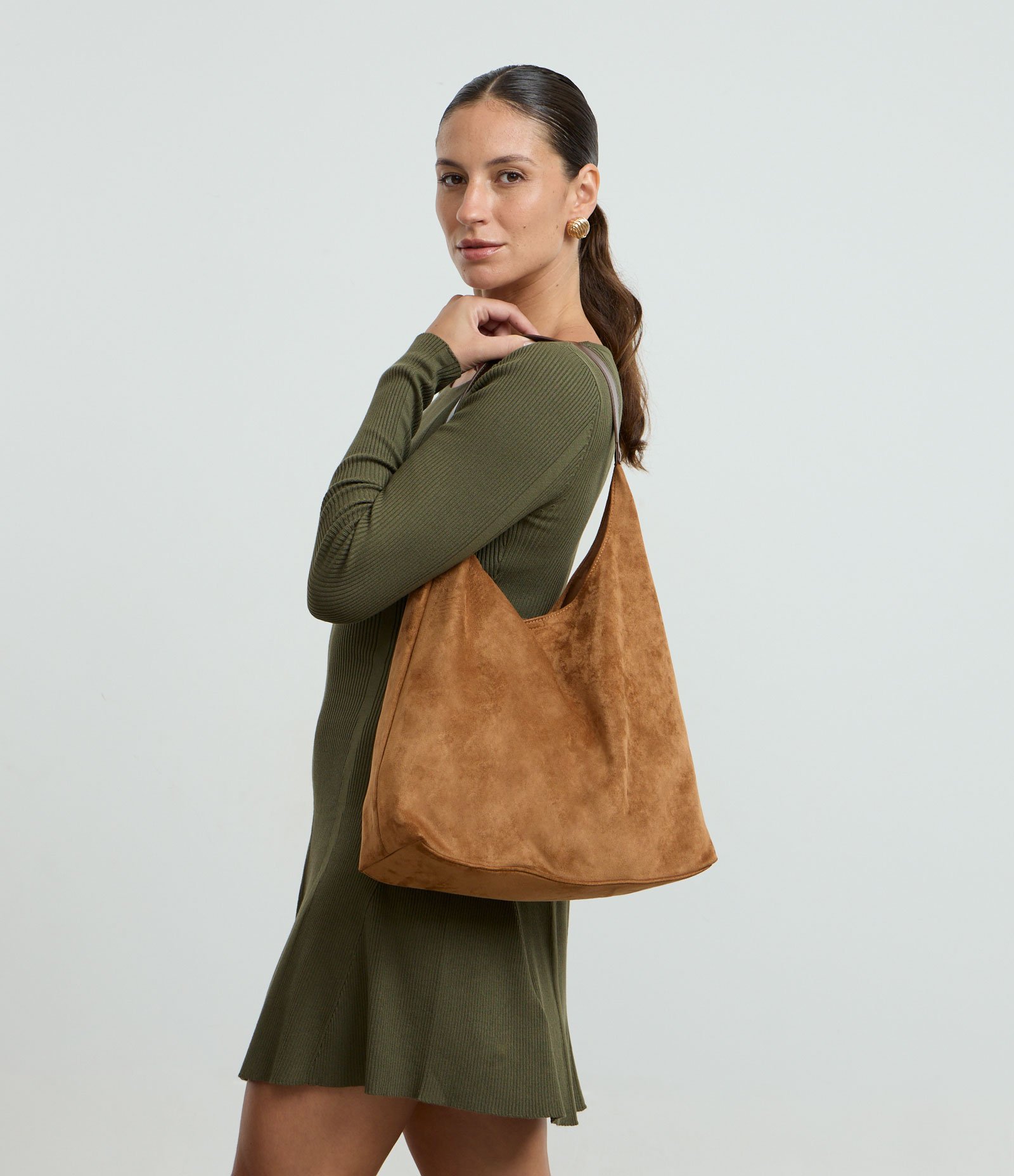 Bolsa Hobo Grande em Suede com Alça Contrastante Marrom 1