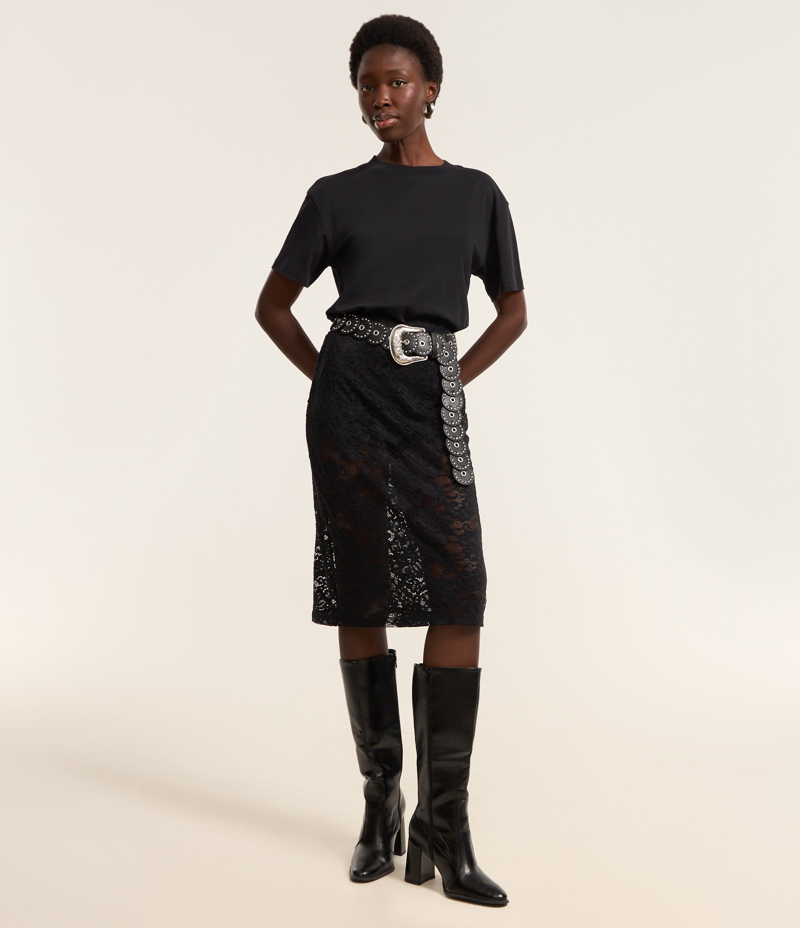 Saia Lápis Midi em Renda Floral com Forro Preto 1