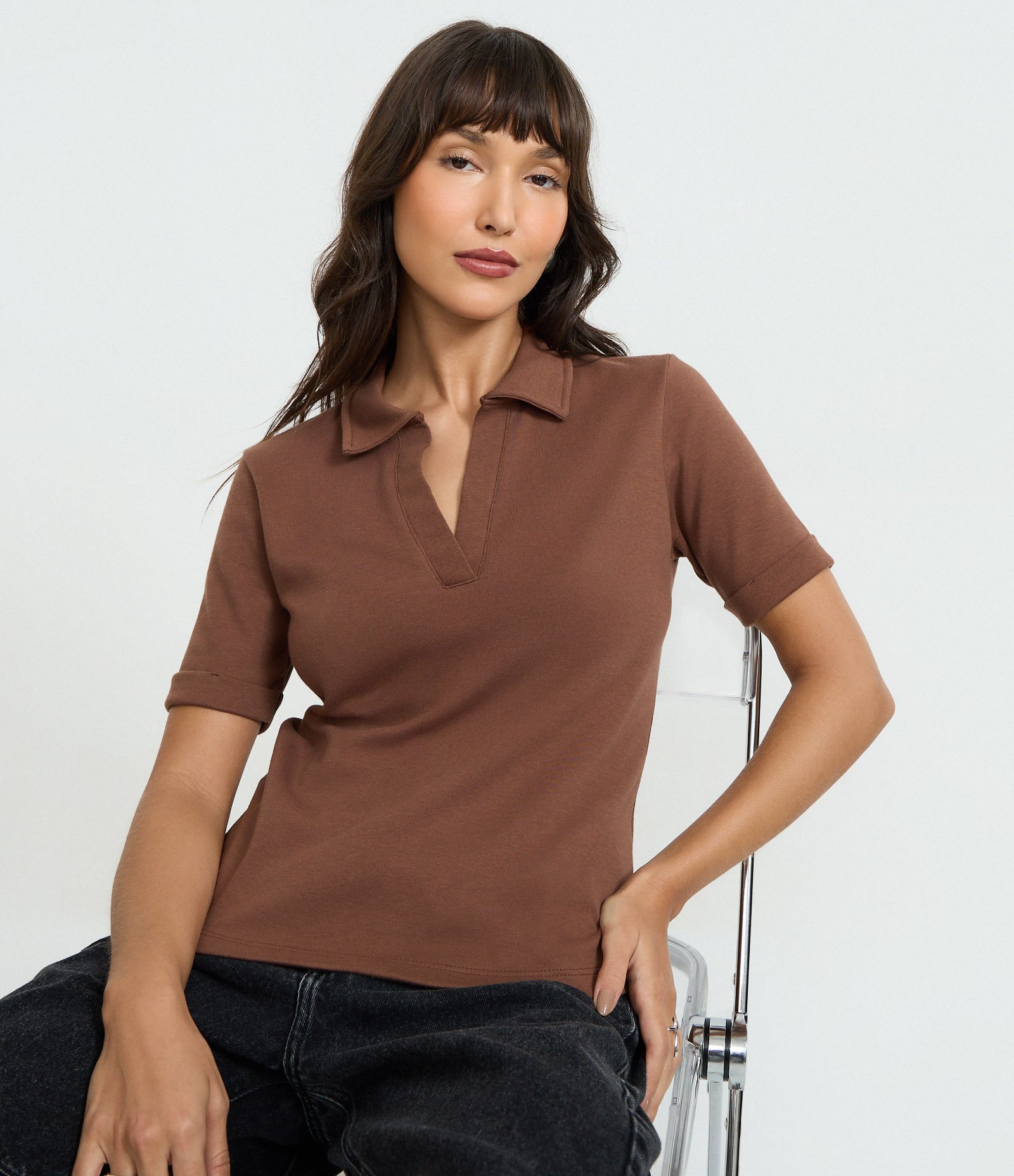 Blusa Polo em Suede com Gola Aberta Marrom 4