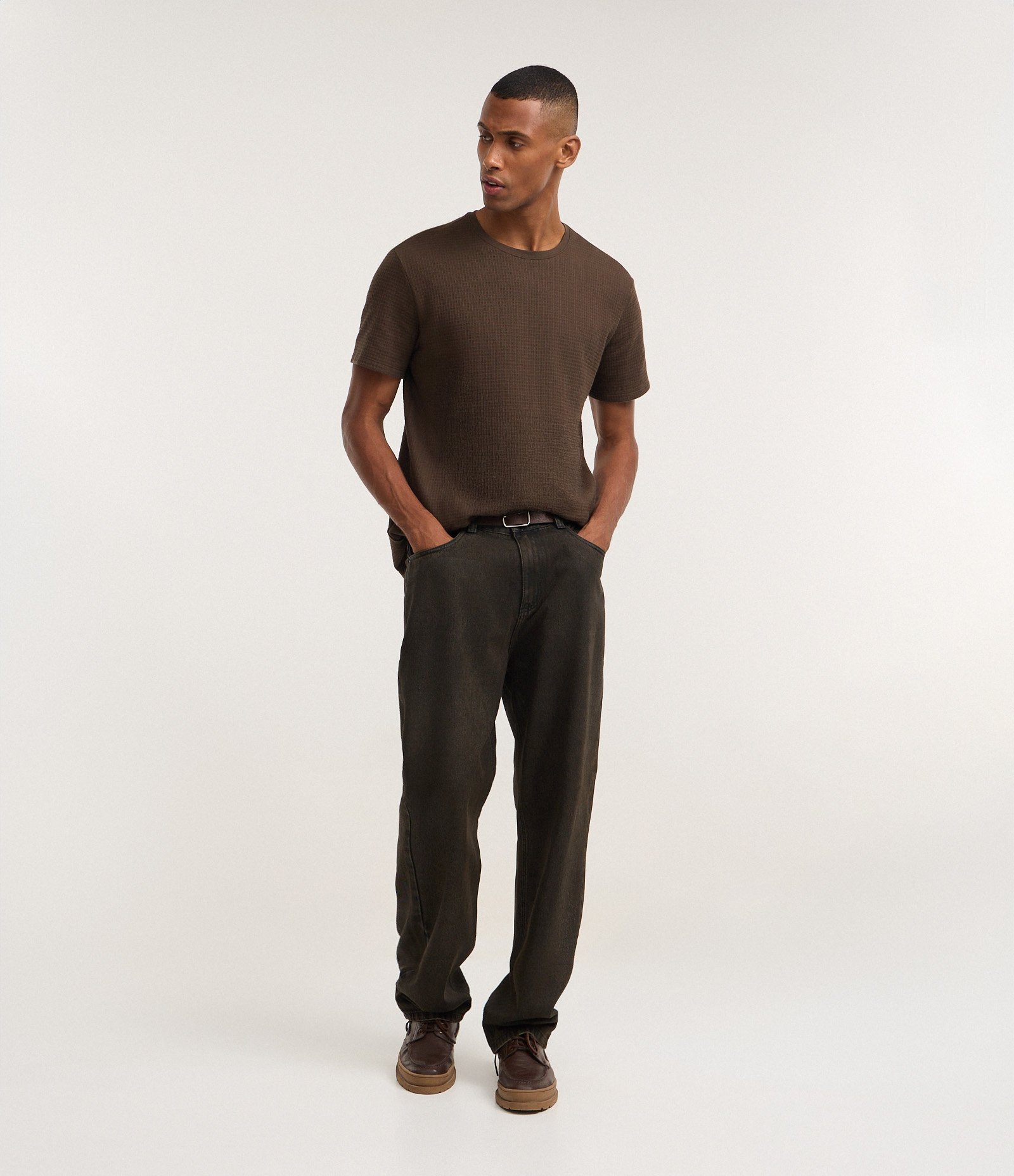 Camiseta Texturizada com Gola Redonda e Manga Curta Marrom 2