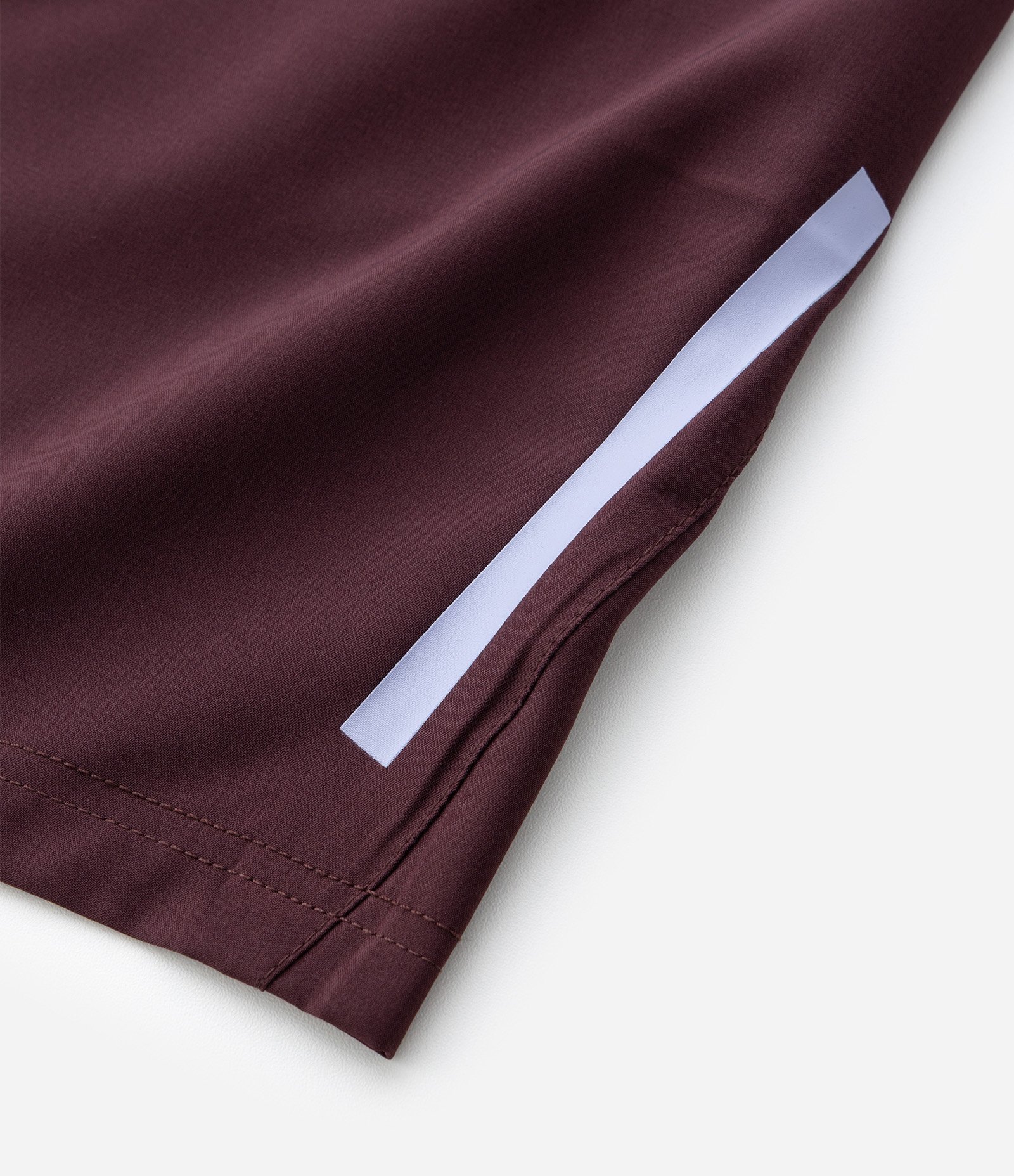 Bermuda Esportiva com Blocos de Cor e Bolsos com Zíper Bordô 3