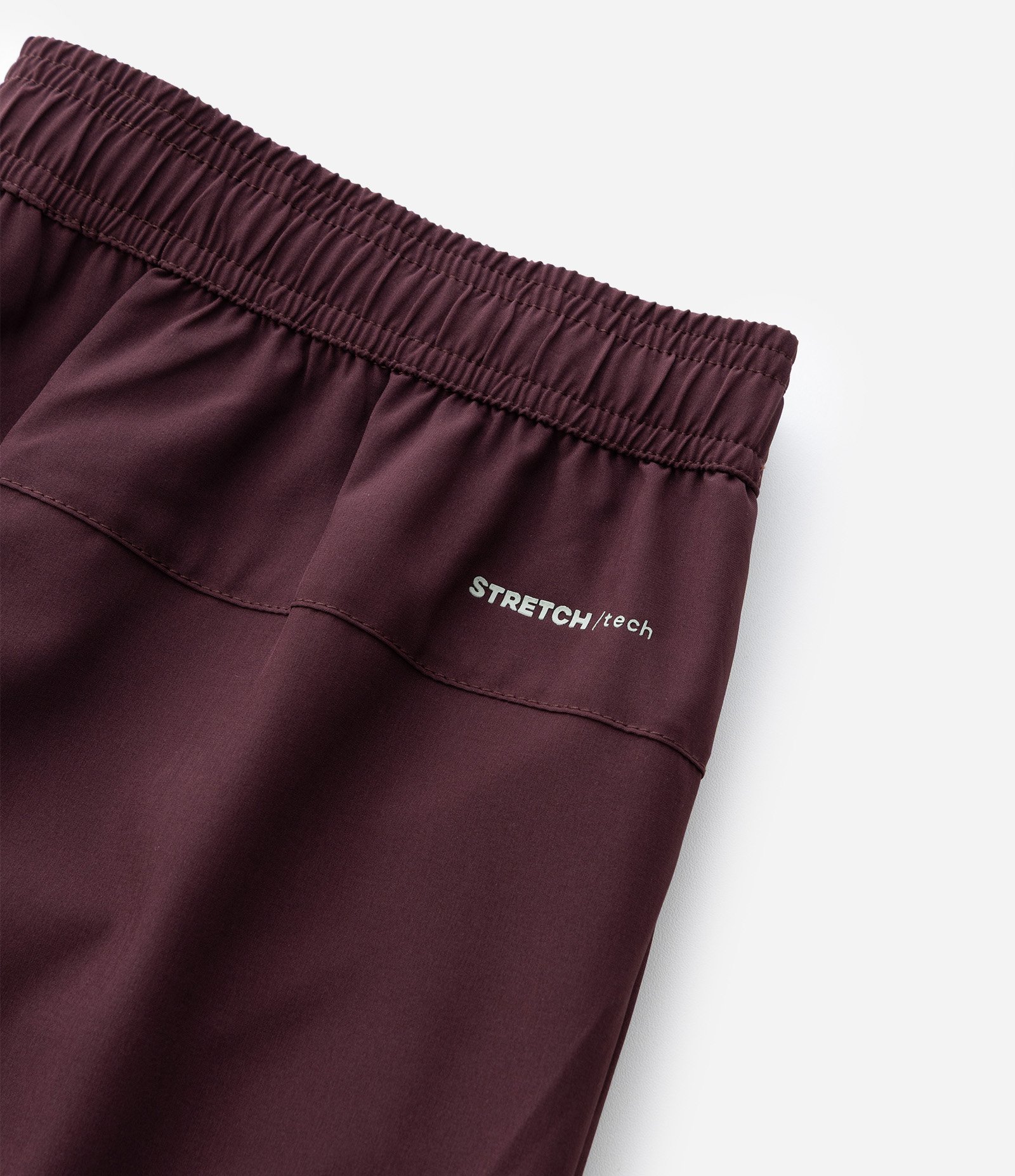 Bermuda Esportiva com Blocos de Cor e Bolsos com Zíper Bordô 4