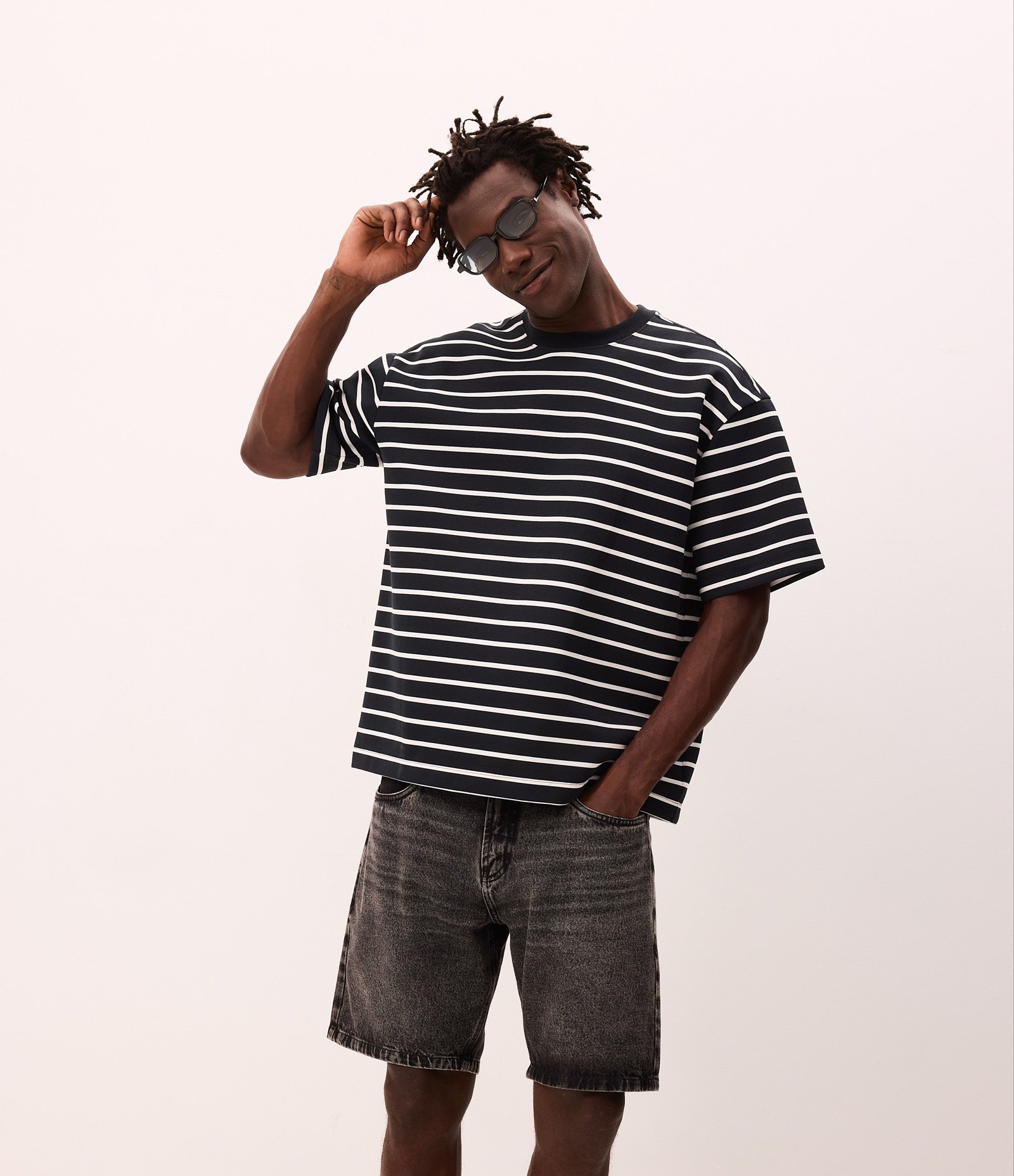 Camiseta Boxy Manga Curta Listrada Preto 1