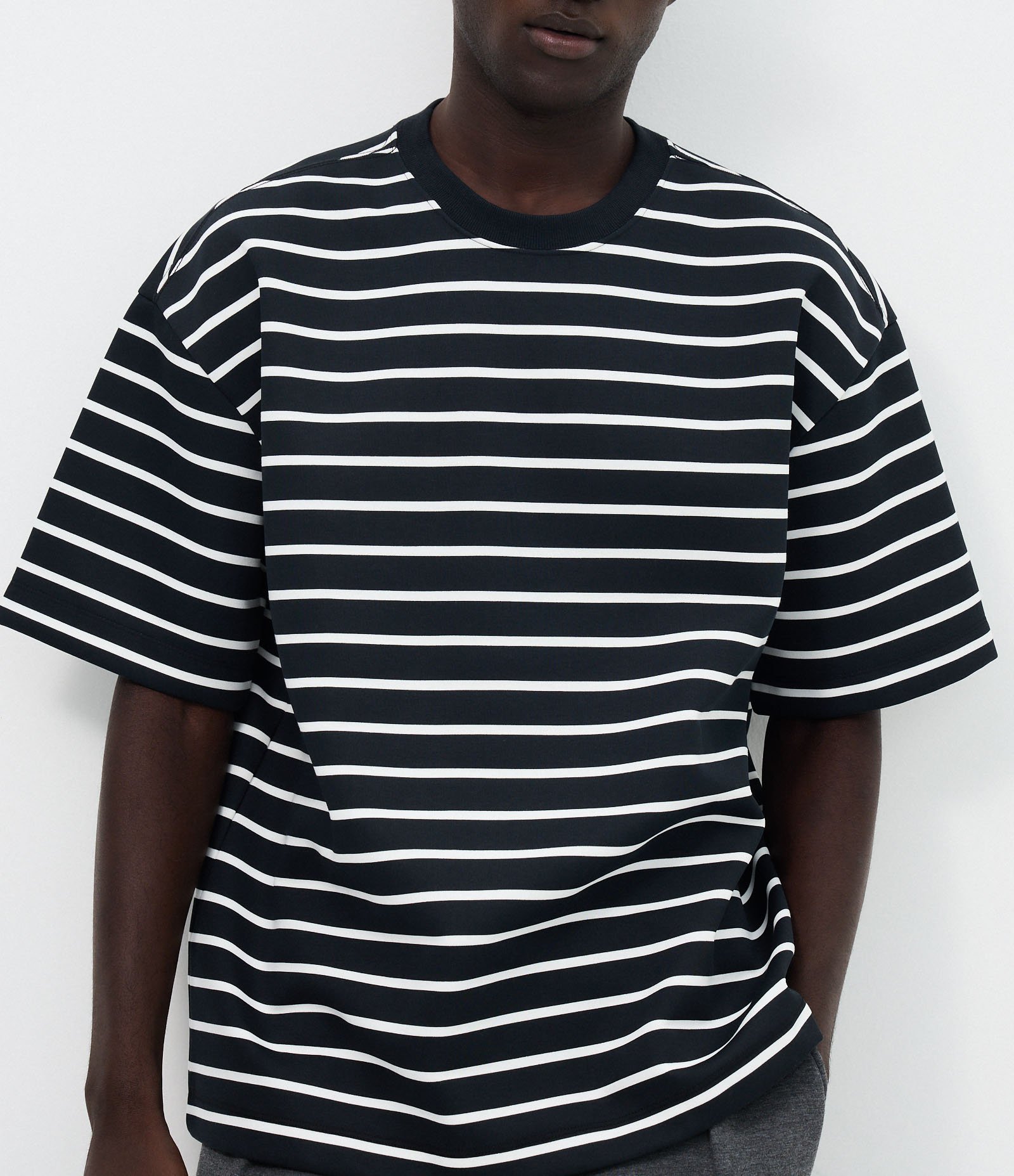 Camiseta Boxy Manga Curta Listrada Preto 4