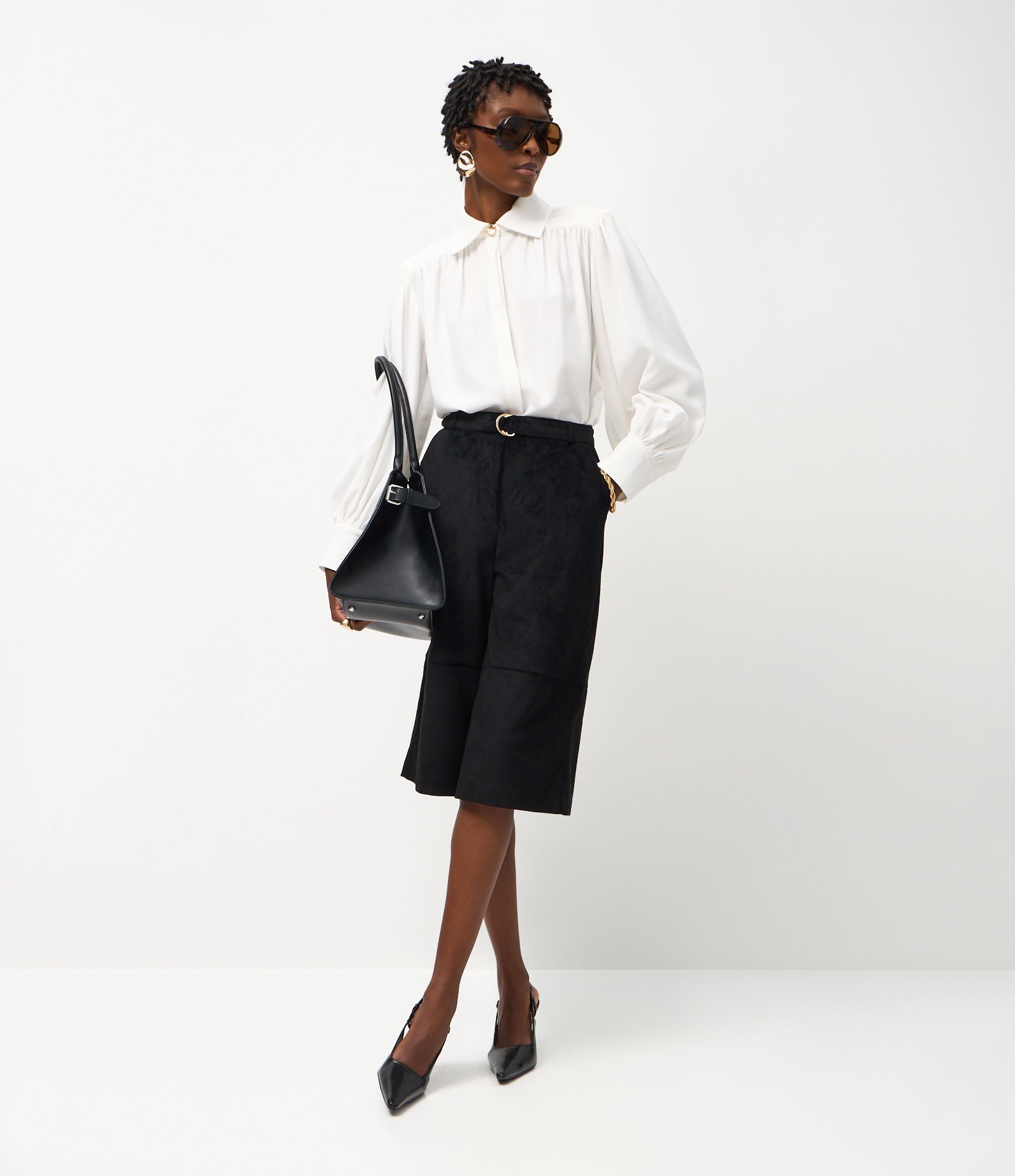 Bermuda Alongada em Suede com Cinto Faixa Preto 1