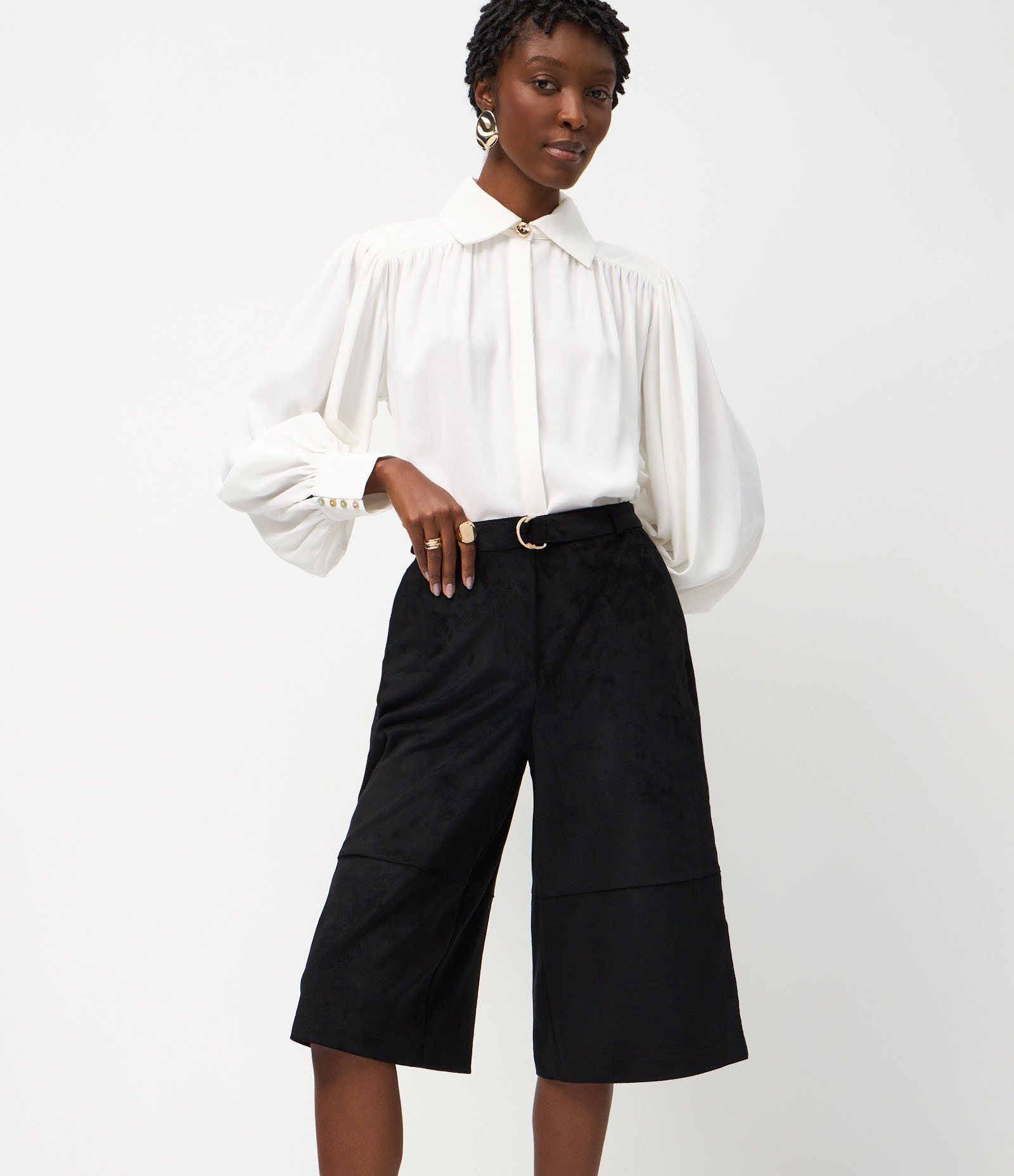 Bermuda Alongada em Suede com Cinto Faixa Preto 2