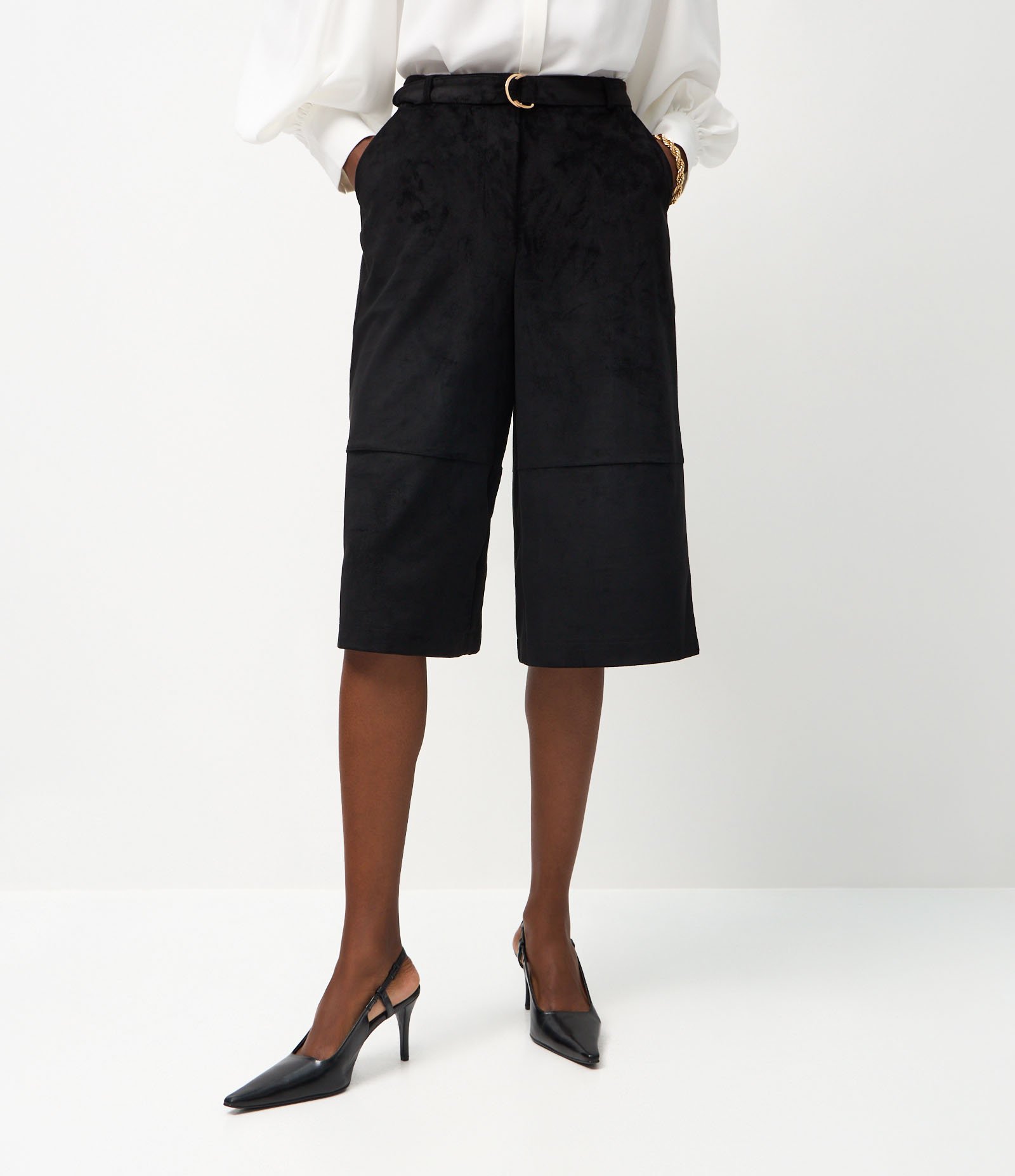 Bermuda Alongada em Suede com Cinto Faixa Preto 3