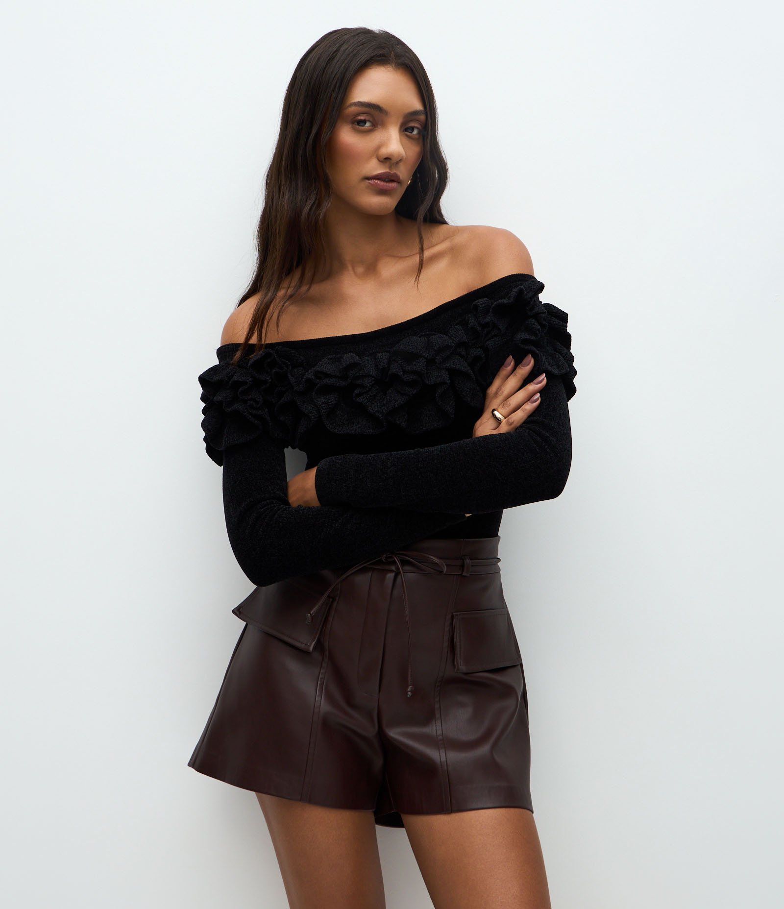 Blusa Ombro a Ombro com Aplicação Volumosa de Flores Preto 1