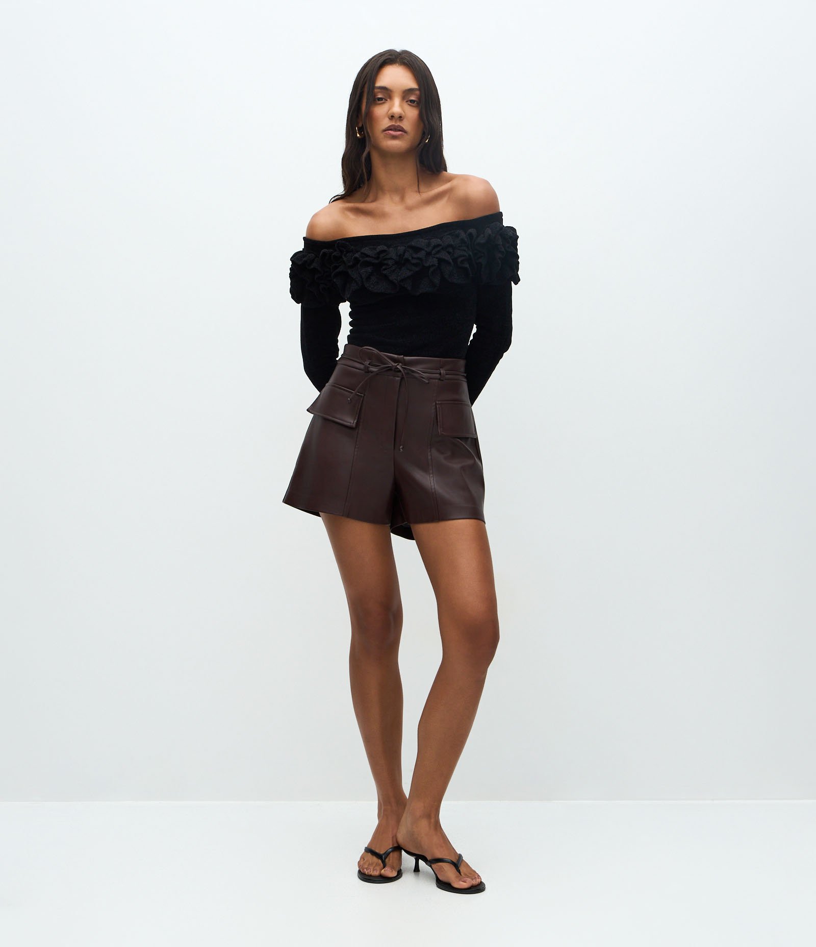 Blusa Ombro a Ombro com Aplicação Volumosa de Flores Preto 2