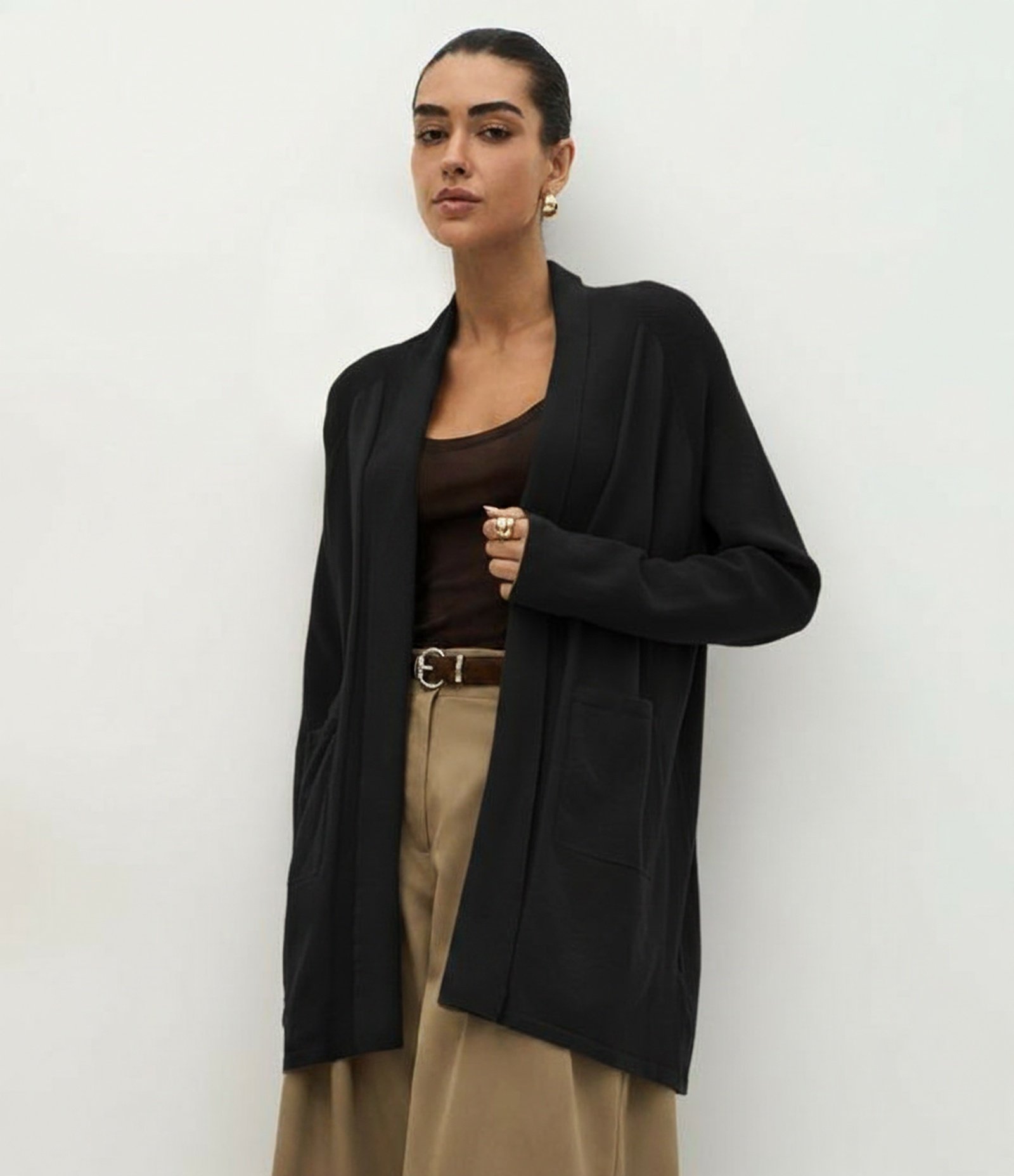 Cardigan Alongado em Tricô com Bolsos Frontais Preto 1