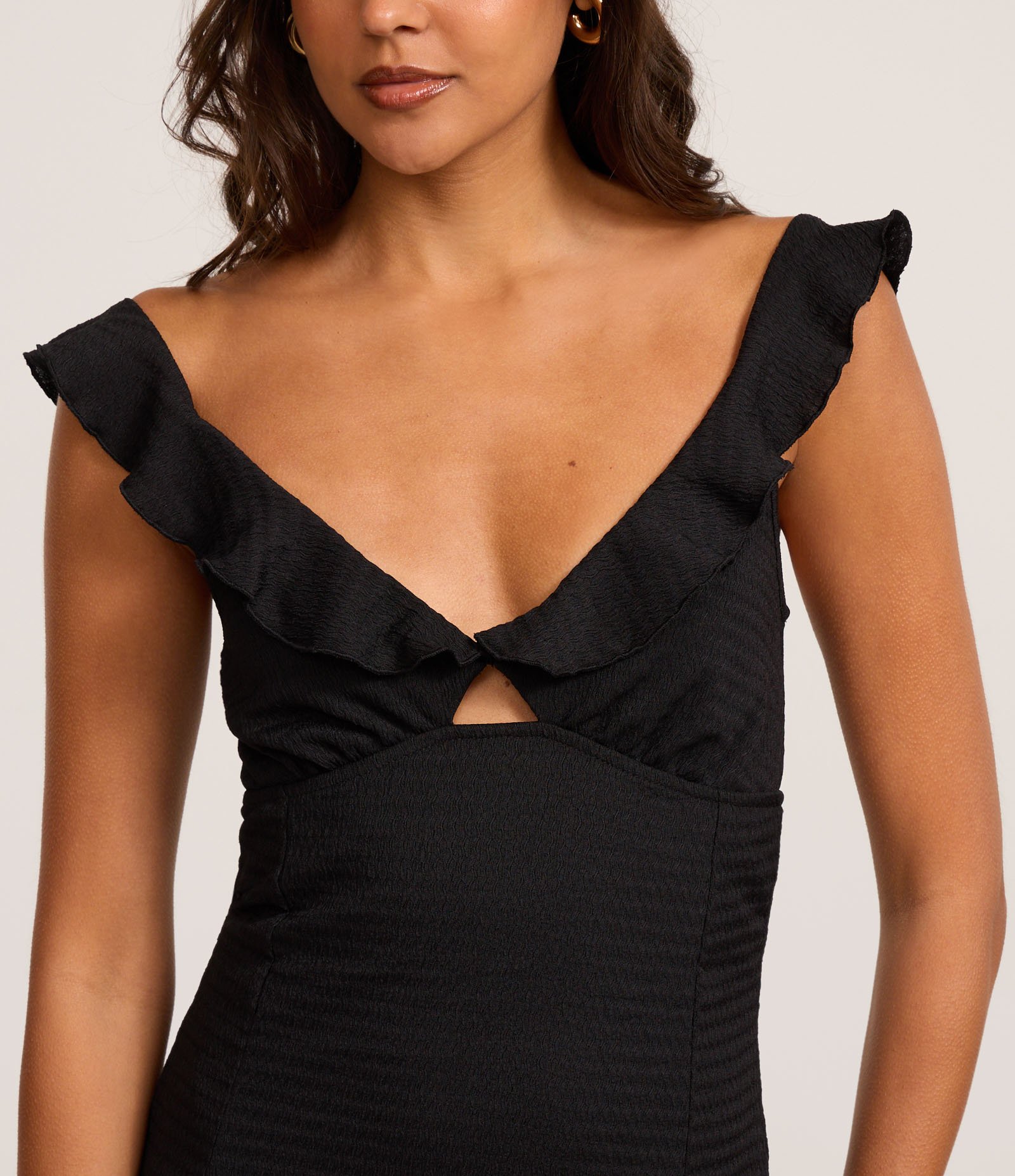 Vestido Evasê Curto Texturizado com Babado no Decote Preto 3