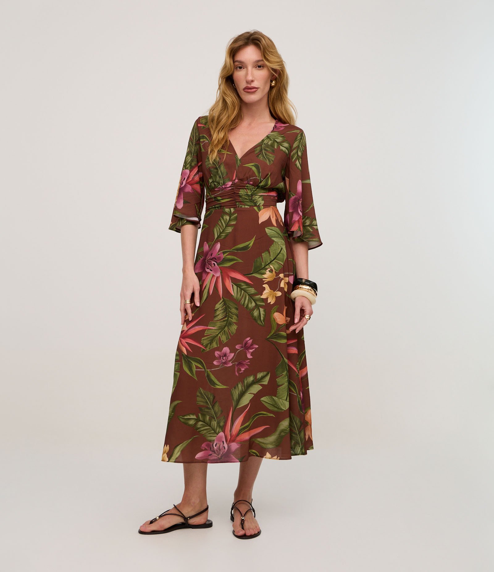Vestido Midi Evasê em Sarja com Decote V e Estampa Floral Tropical Marrom 2