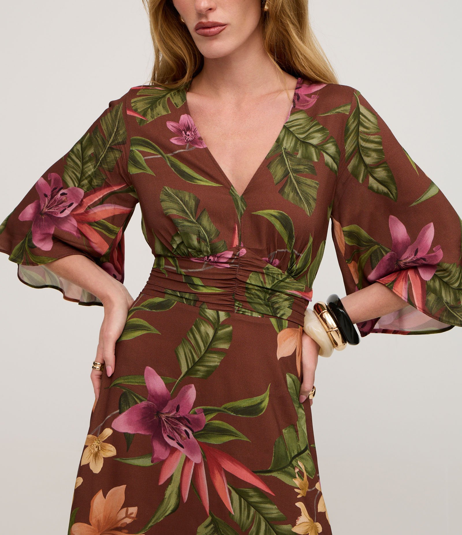 Vestido Midi Evasê em Sarja com Decote V e Estampa Floral Tropical Marrom 4
