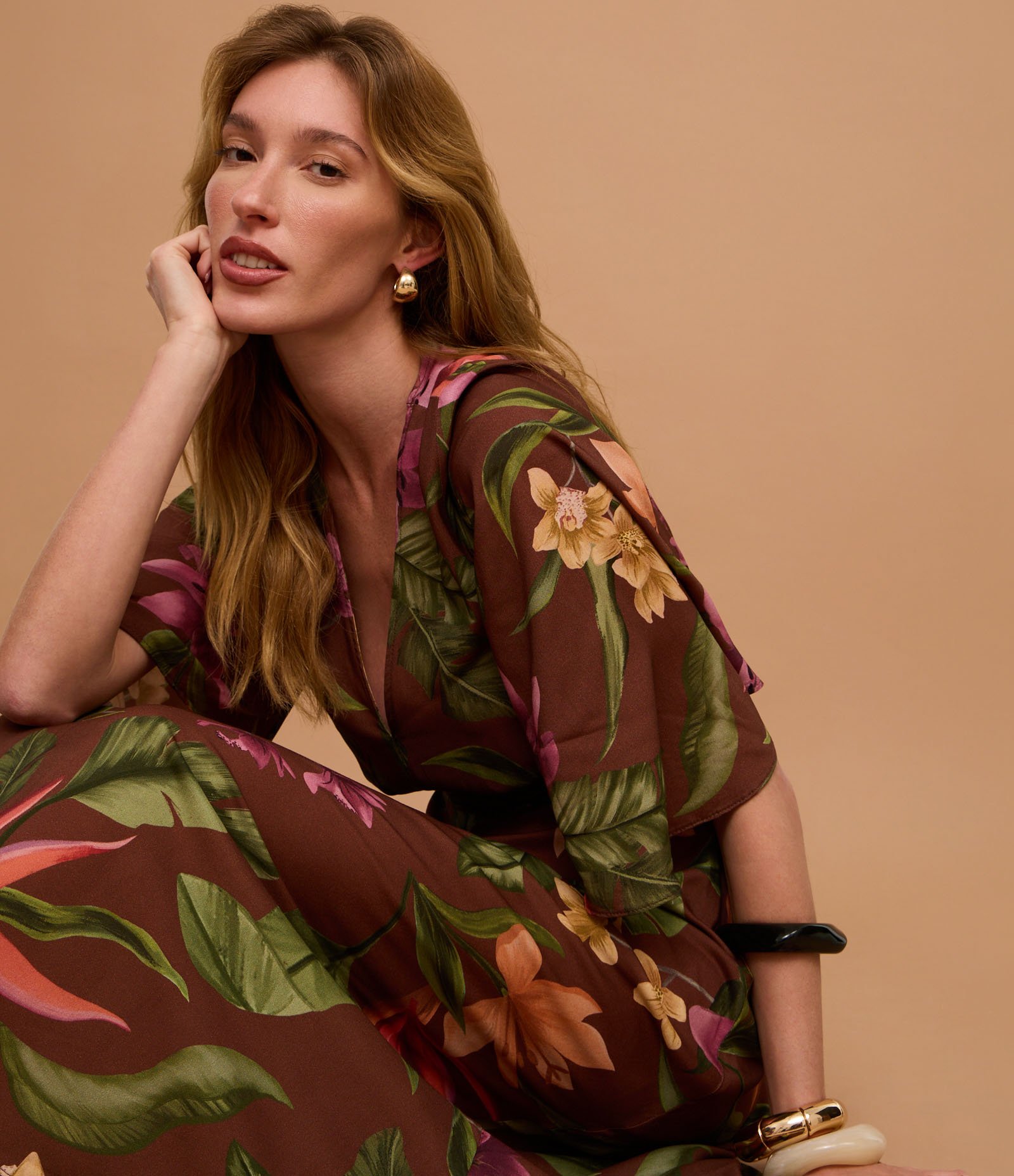 Vestido Midi Evasê em Sarja com Decote V e Estampa Floral Tropical Marrom 5