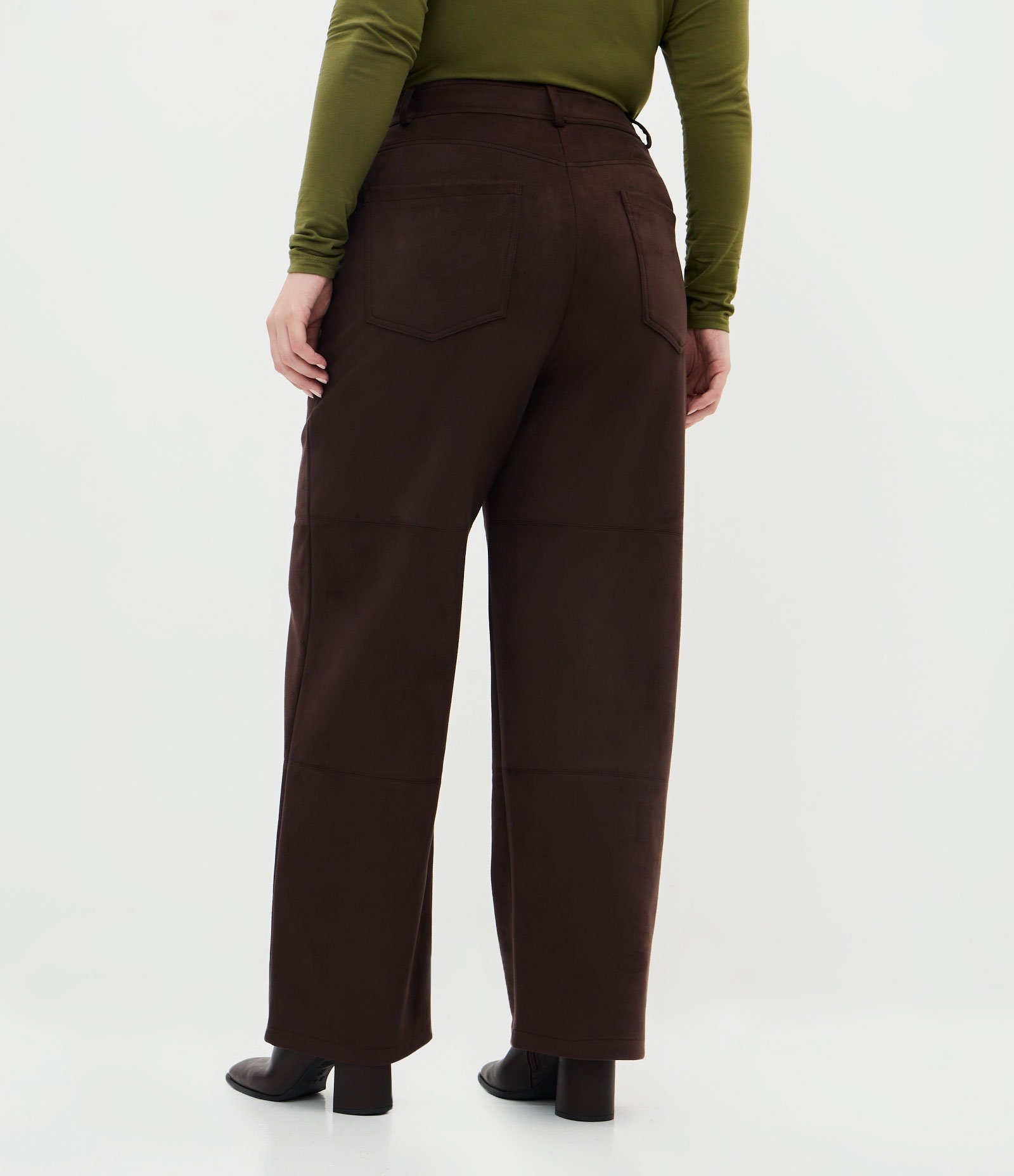 Calça Reta em Suede com 5 Bolsos Curve & Plus Size Marrom 4