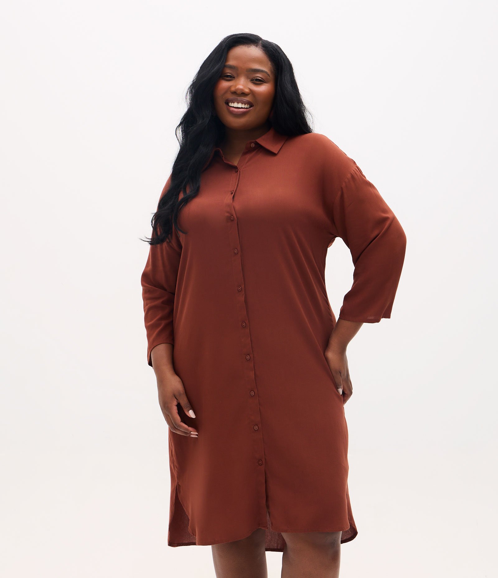 Vestido Chemise em Viscose com Barra Arredondada Currve & Plus Size Marrom 1