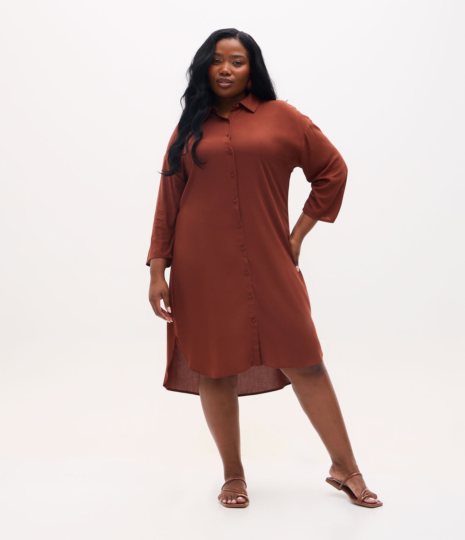 Vestido Chemise em Viscose com Barra Arredondada Currve & Plus Size Marrom 2