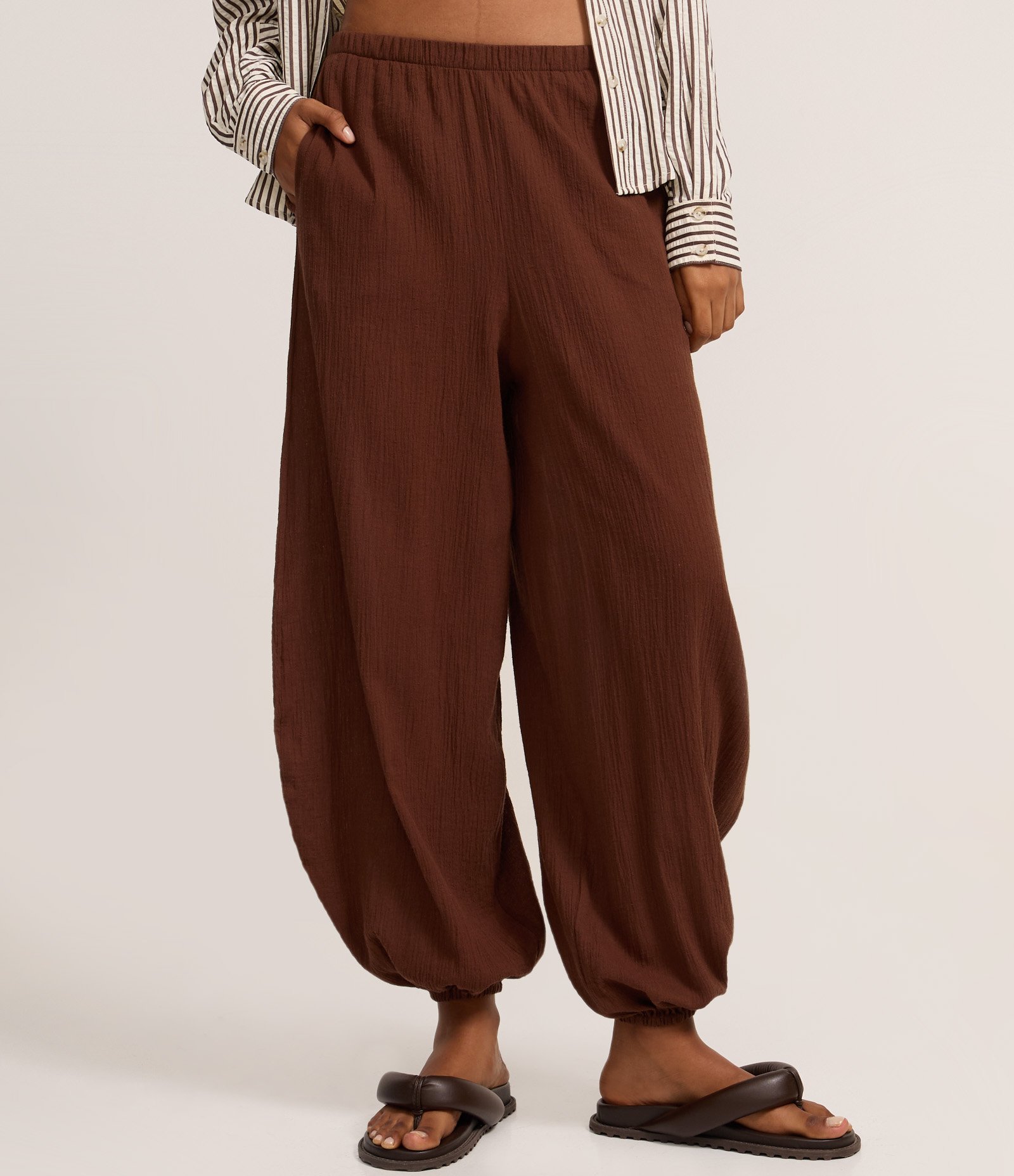 Calça Aladim em Algodão Marrom 3