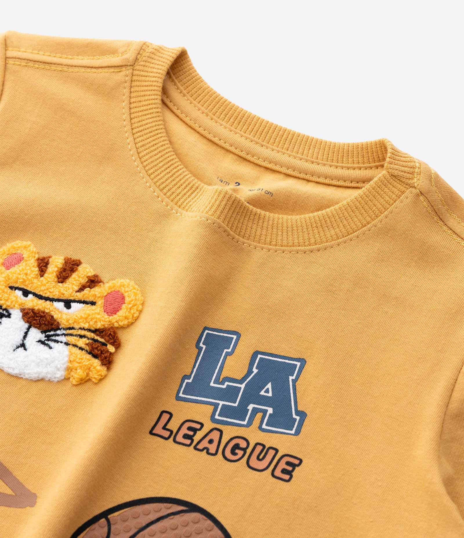 Camiseta Infantil com Estampa College e Aplicação Chenille – Tam 1 a 5/6 Anos Amarelo Mostarda 4