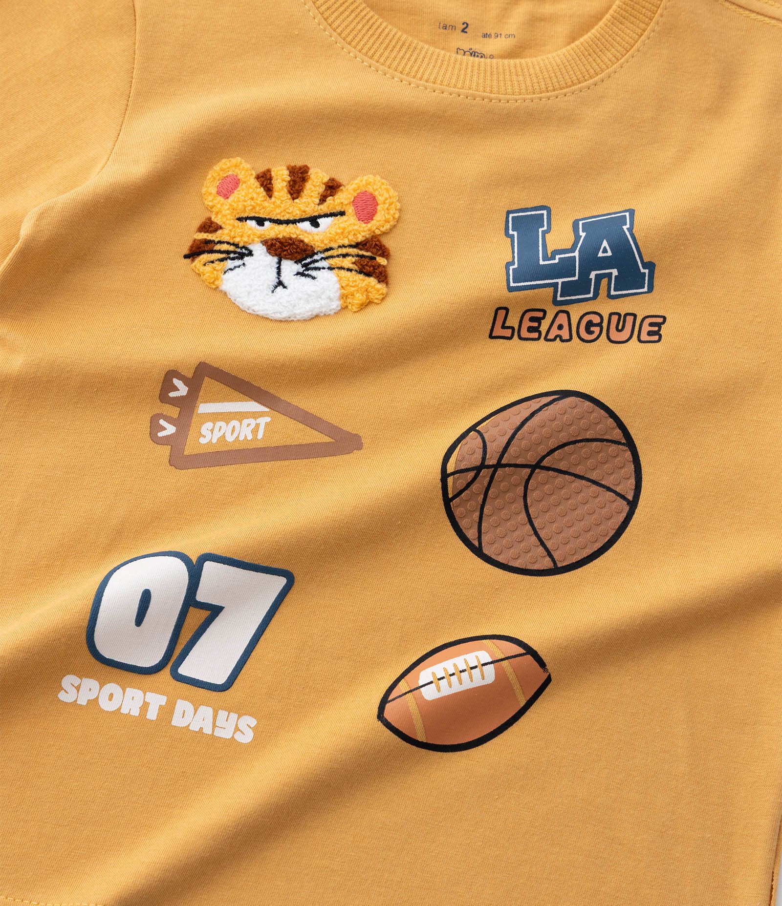 Camiseta Infantil com Estampa College e Aplicação Chenille – Tam 1 a 5/6 Anos Amarelo Mostarda 5