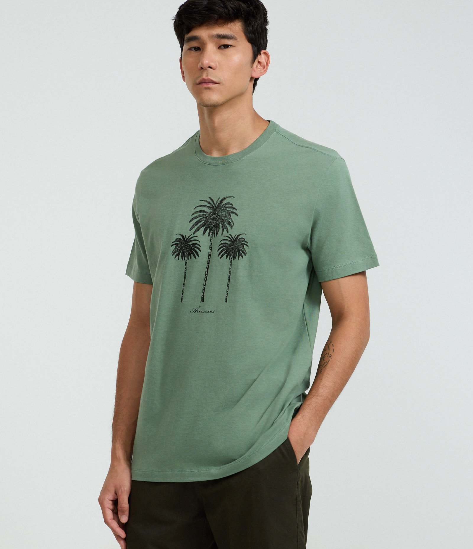 Camiseta Comfort em Algodão com Estampa de Coqueiros Verde 1