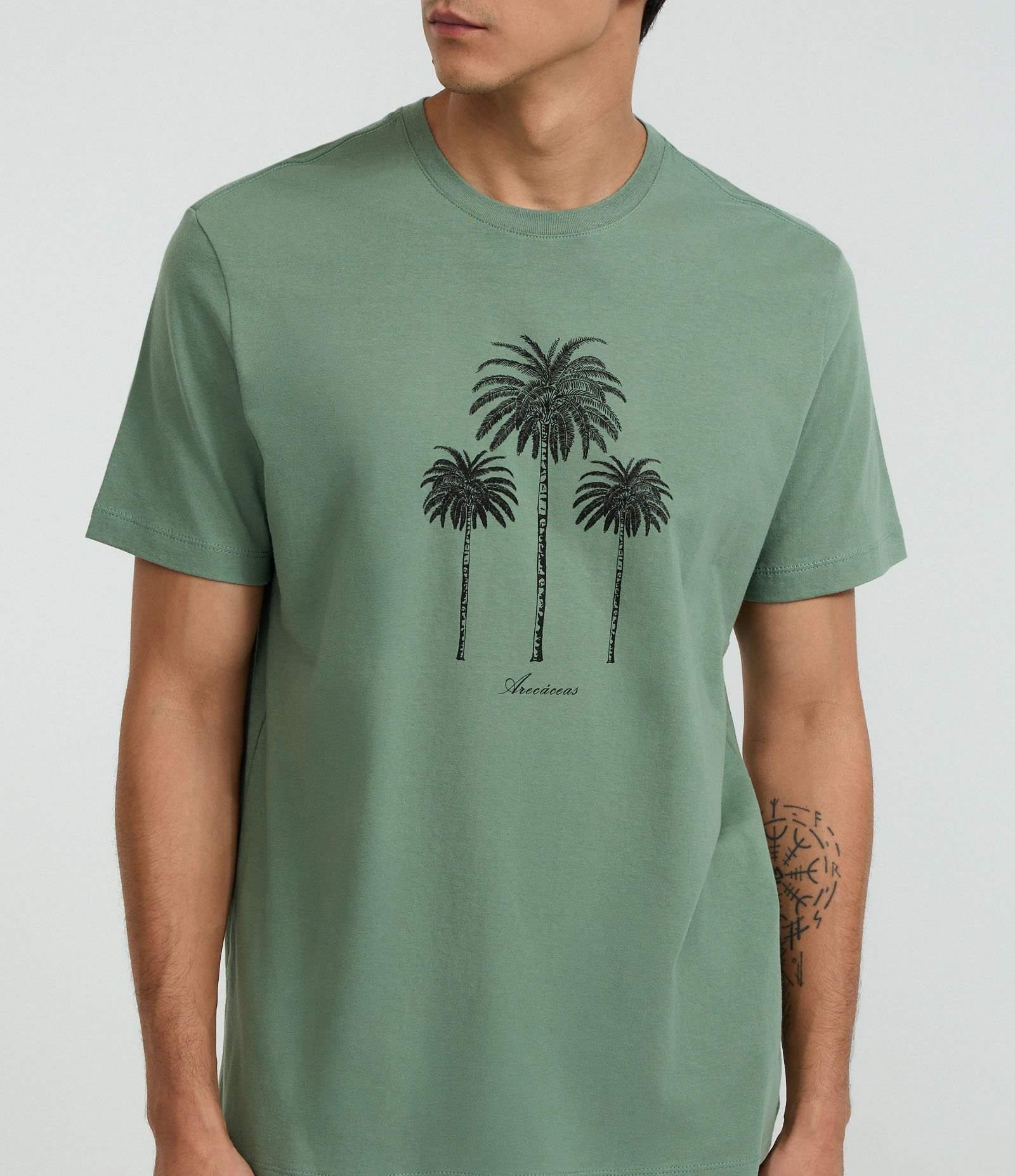Camiseta Comfort em Algodão com Estampa de Coqueiros Verde 3
