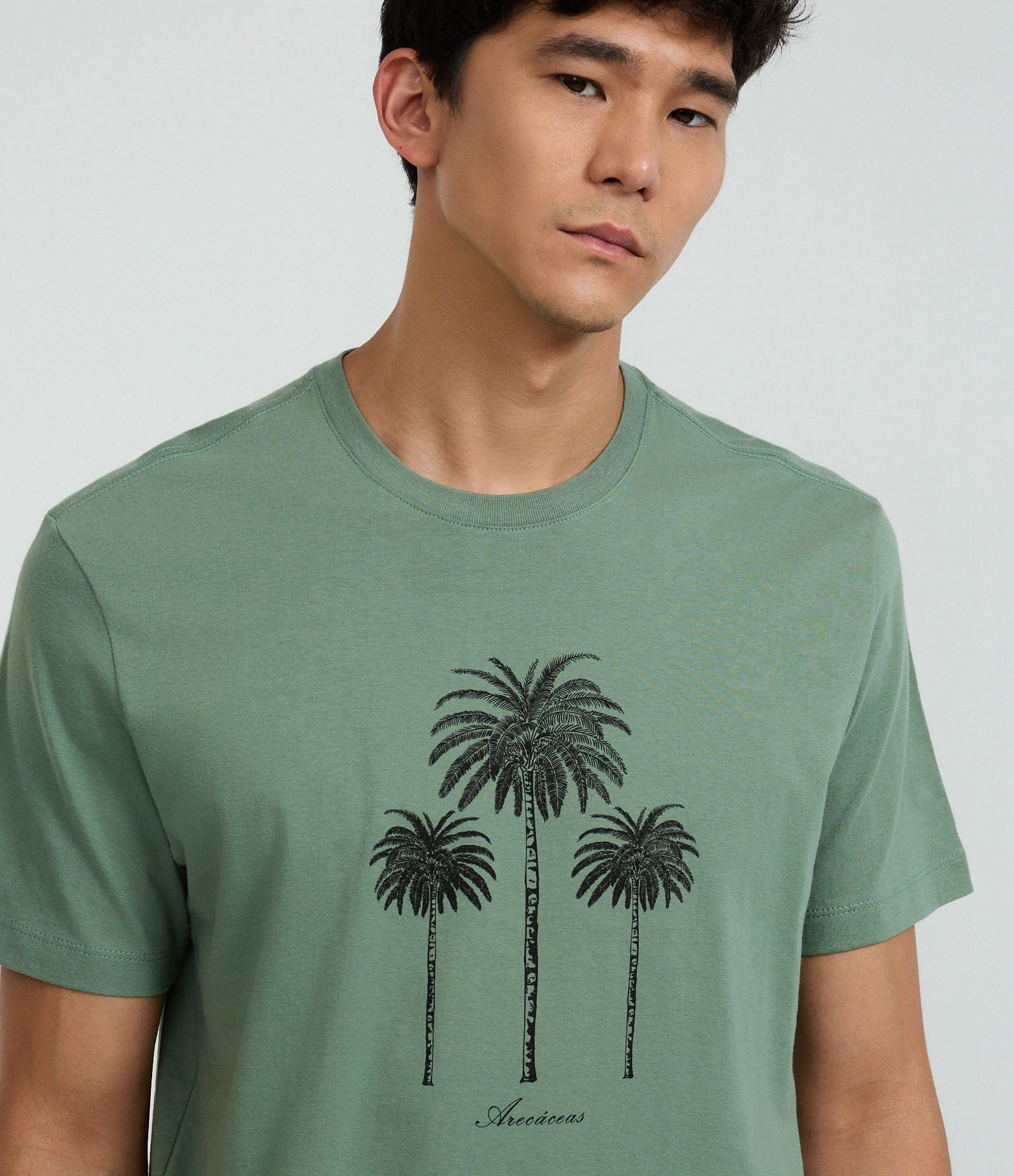 Camiseta Comfort em Algodão com Estampa de Coqueiros Verde 4