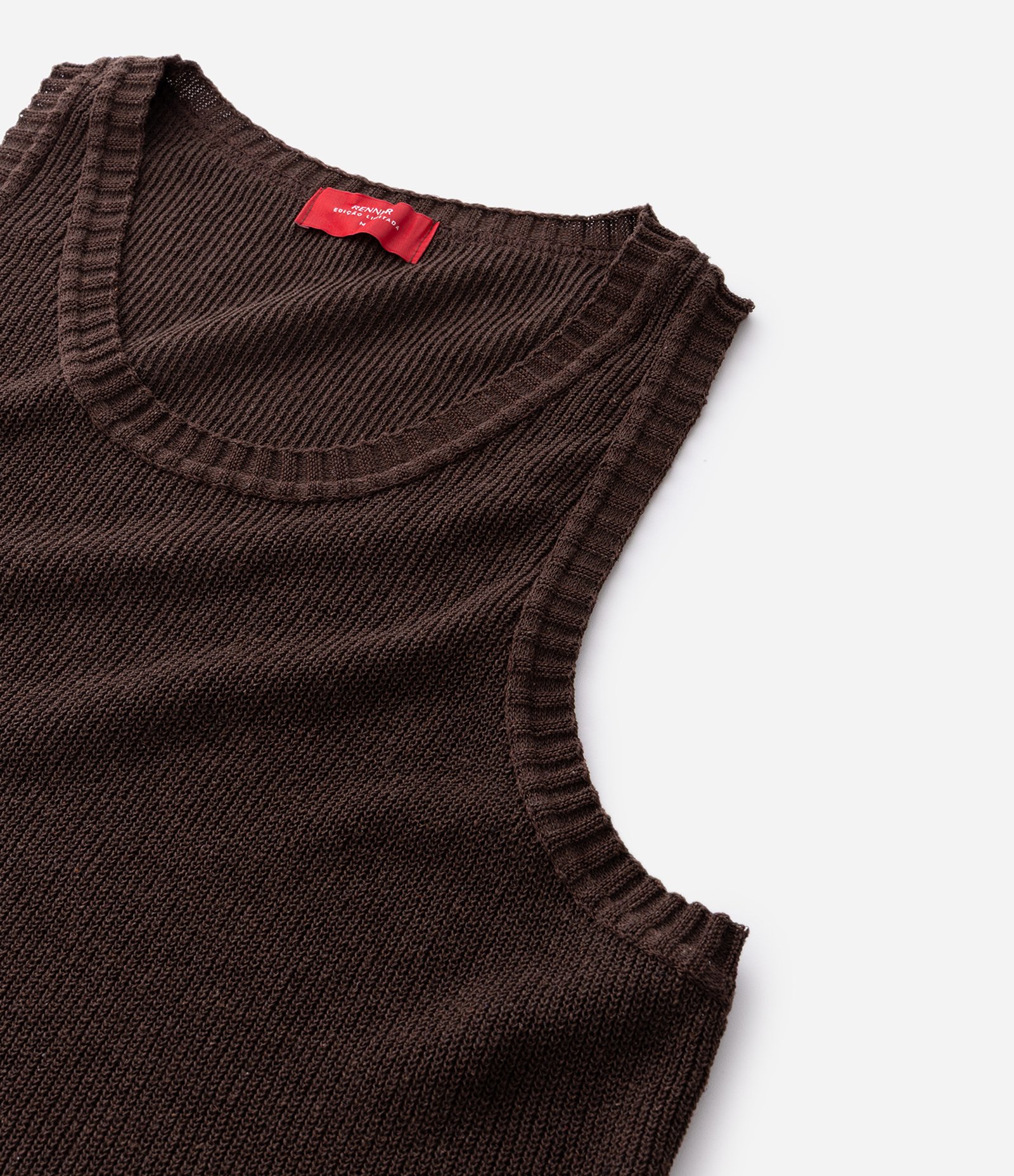 Regata Texturizada em Algodão com Detalhes Contrastantes Marrom 6