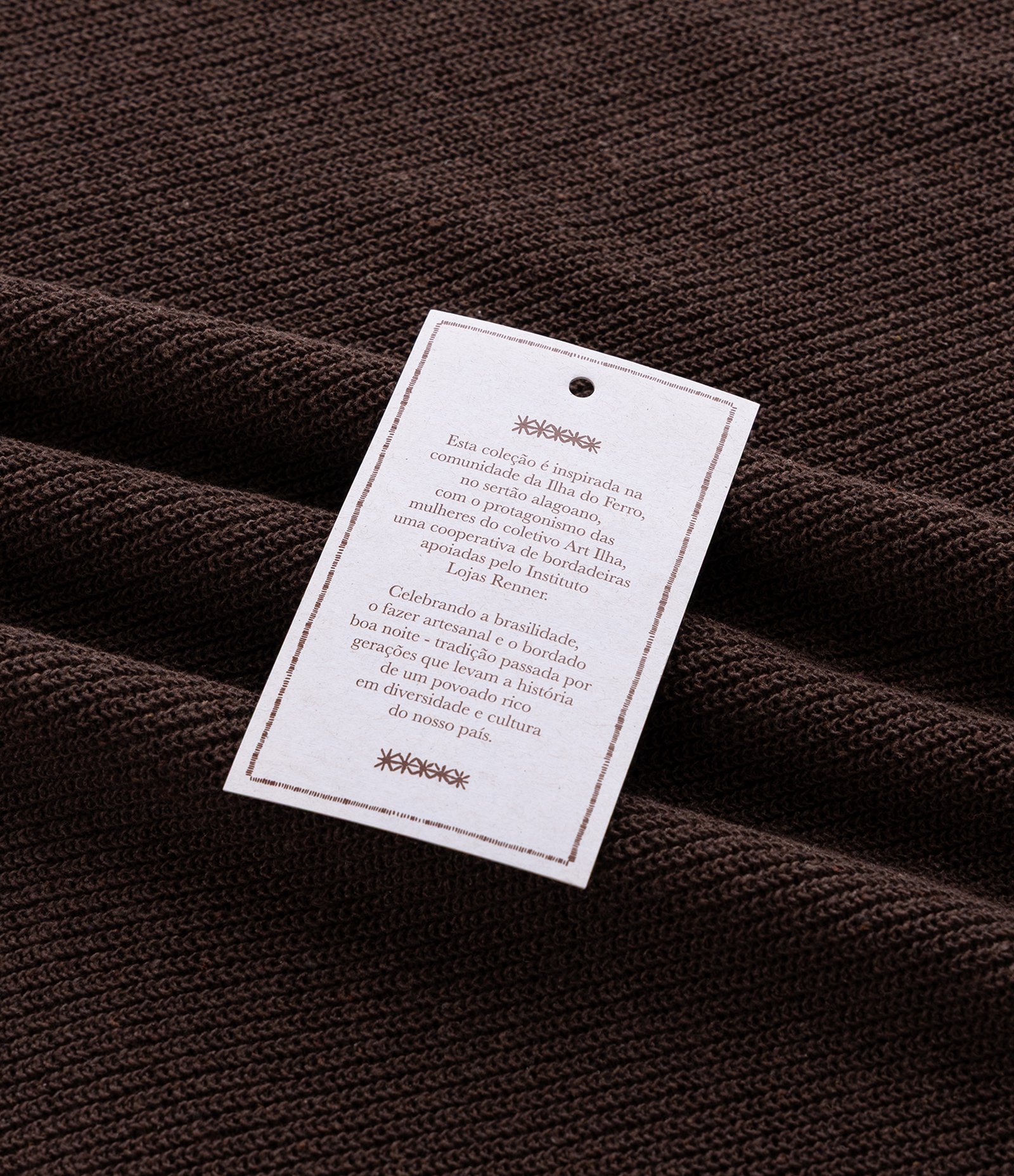 Regata Texturizada em Algodão com Detalhes Contrastantes Marrom 8