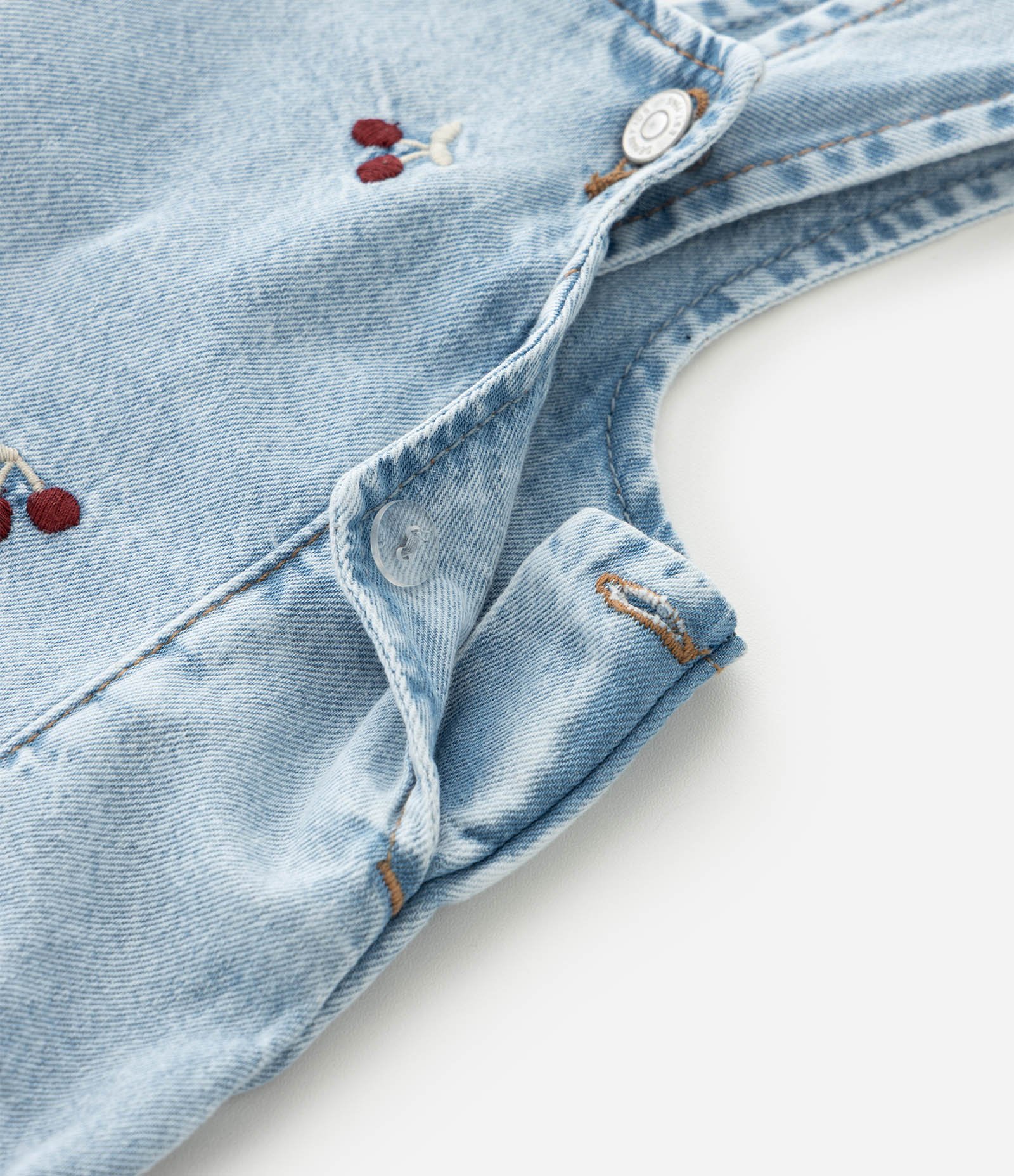 Salopete Infantil em Jeans com Bordados de Cerejas – Tam 3 a 18 Meses Azul Claro 5