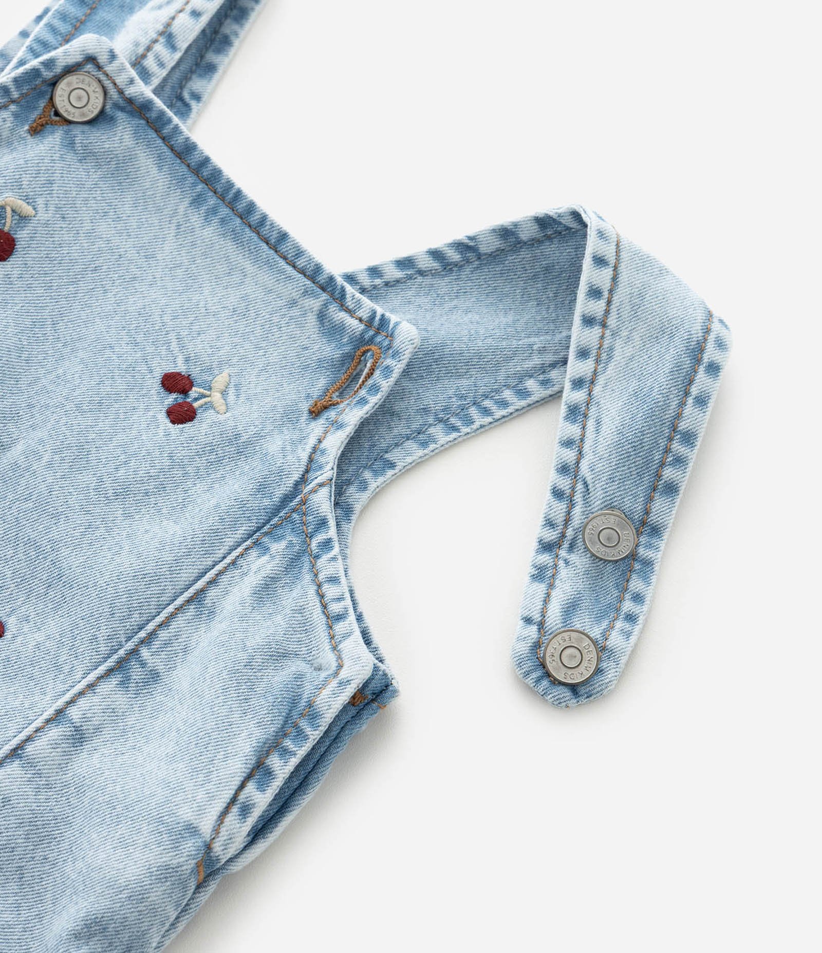 Salopete Infantil em Jeans com Bordados de Cerejas – Tam 3 a 18 Meses Azul Claro 6