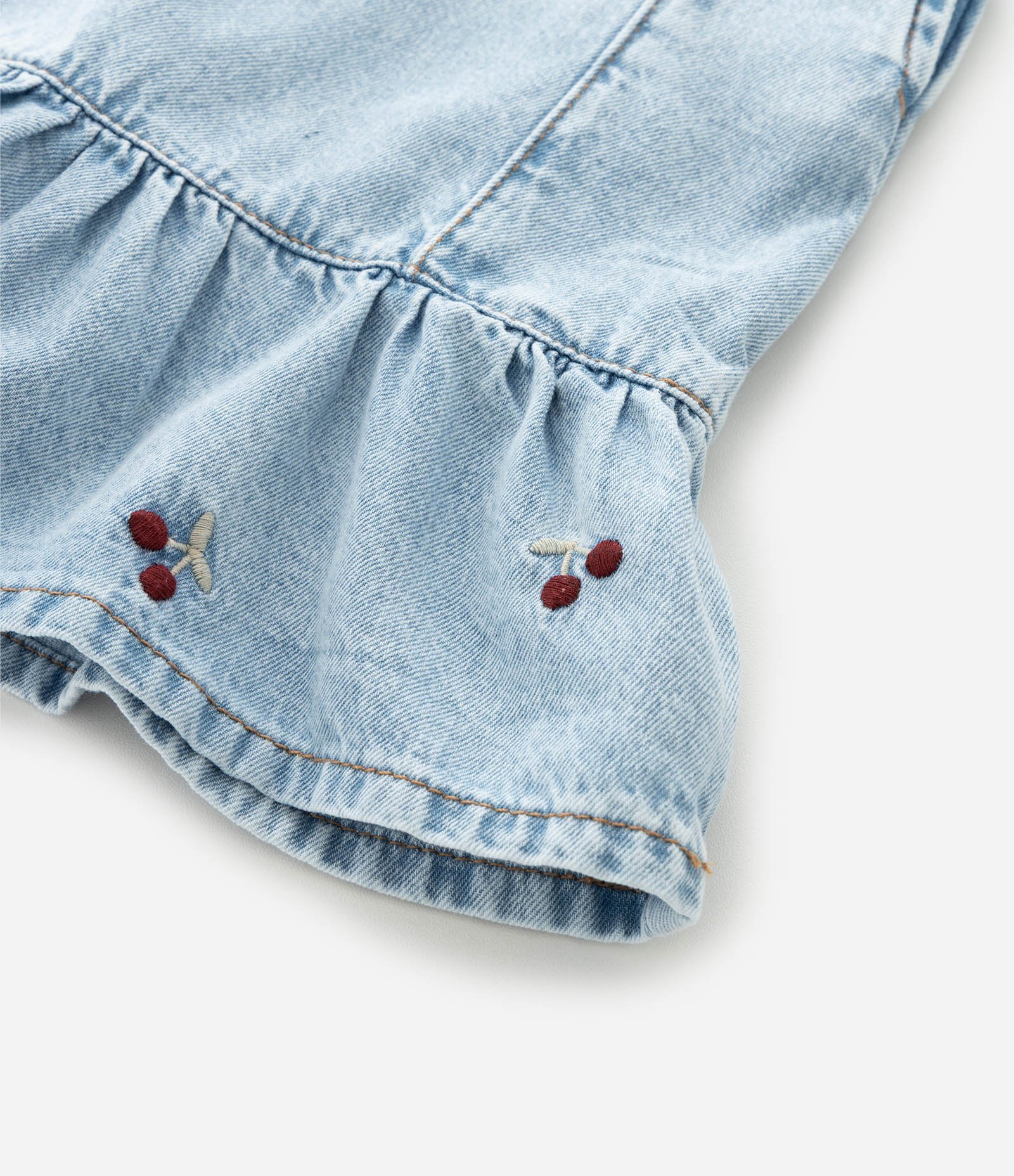 Salopete Infantil em Jeans com Bordados de Cerejas – Tam 3 a 18 Meses Azul Claro 7