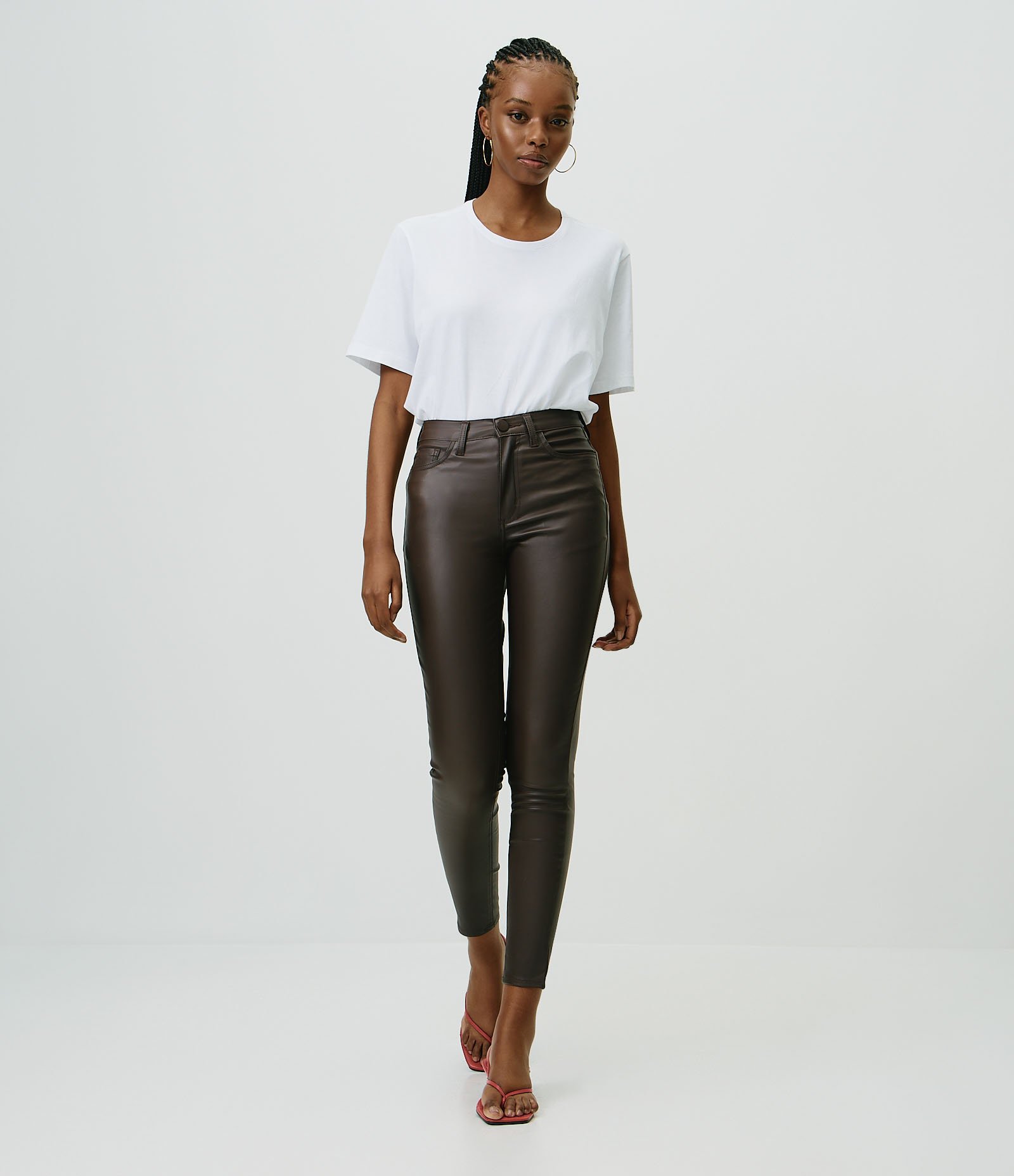 Calça Skinny em Sarja Resinada com Cintura Média Marrom 1