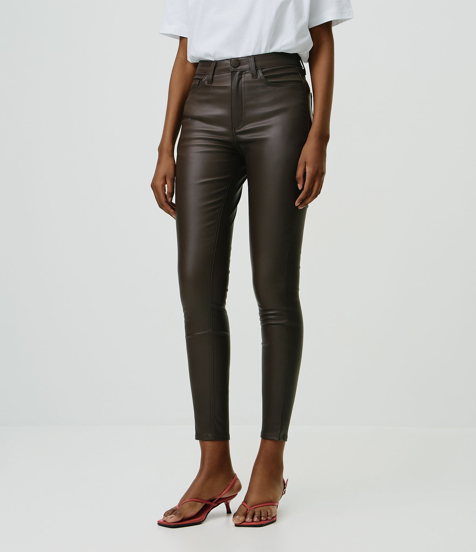 Calça Skinny em Sarja Resinada com Cintura Média Marrom 3