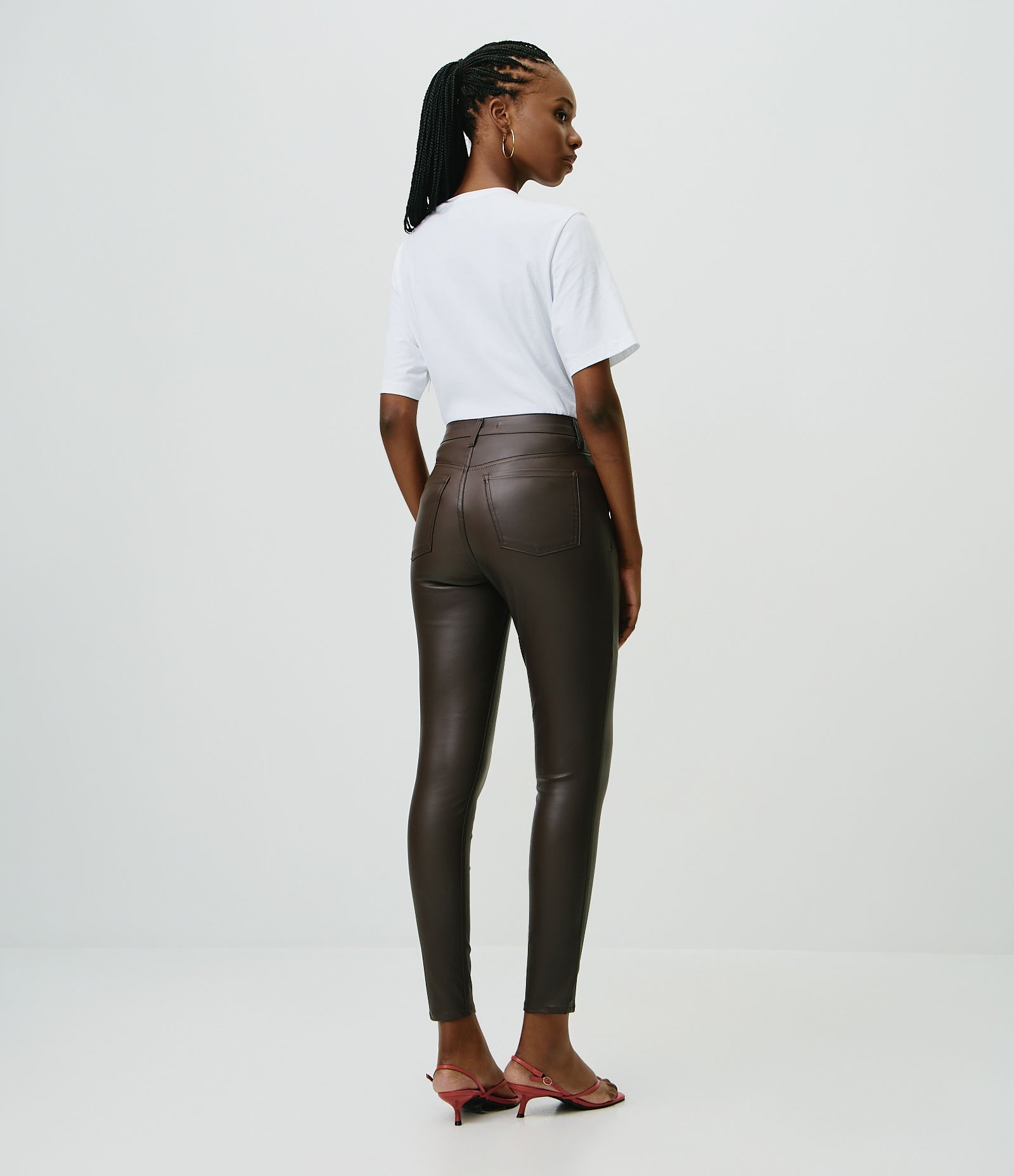 Calça Skinny em Sarja Resinada com Cintura Média Marrom 4
