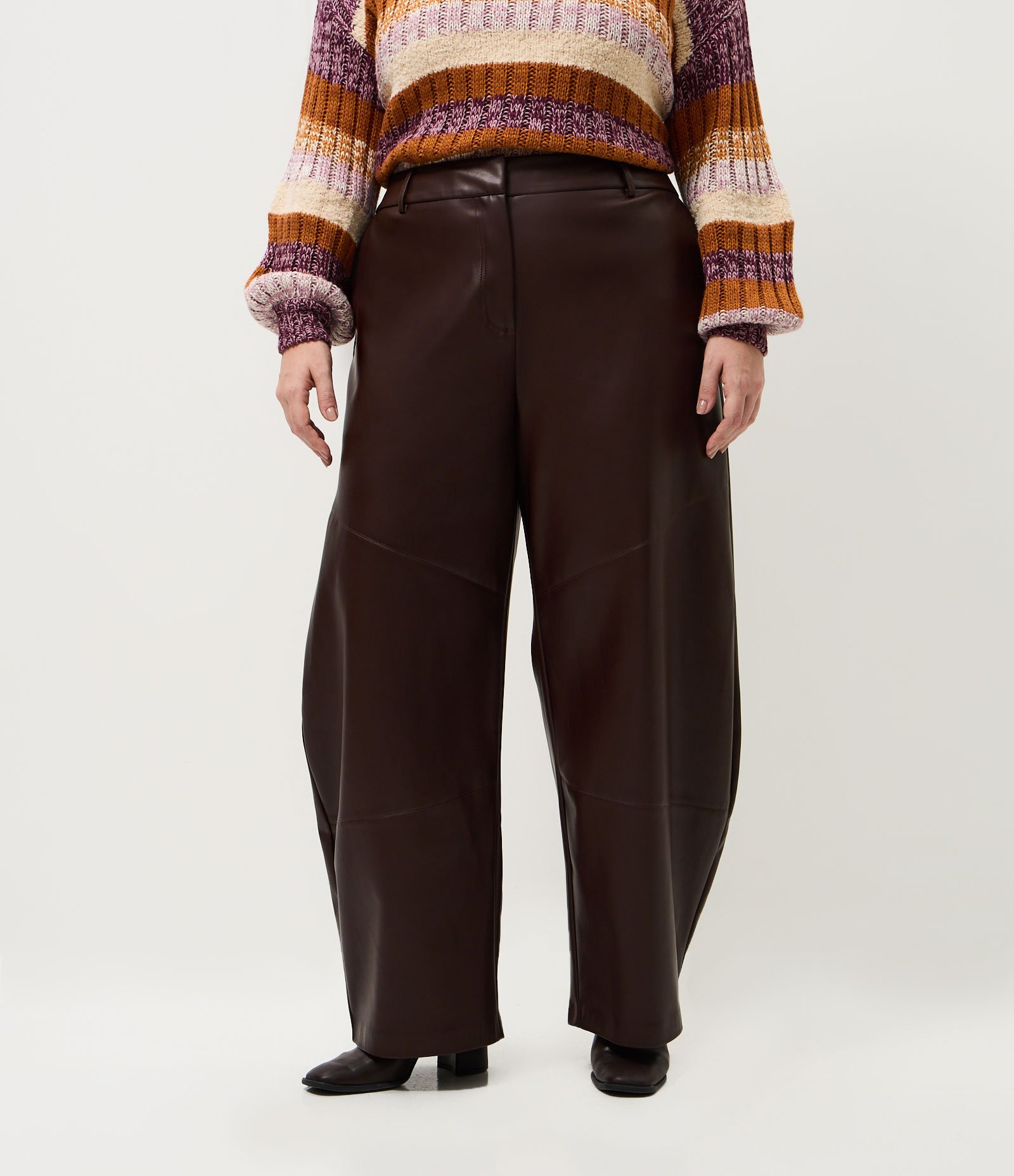 Calça PU Barrel com Recortes e Bolso Faca Curve & Plus Size Marrom 2