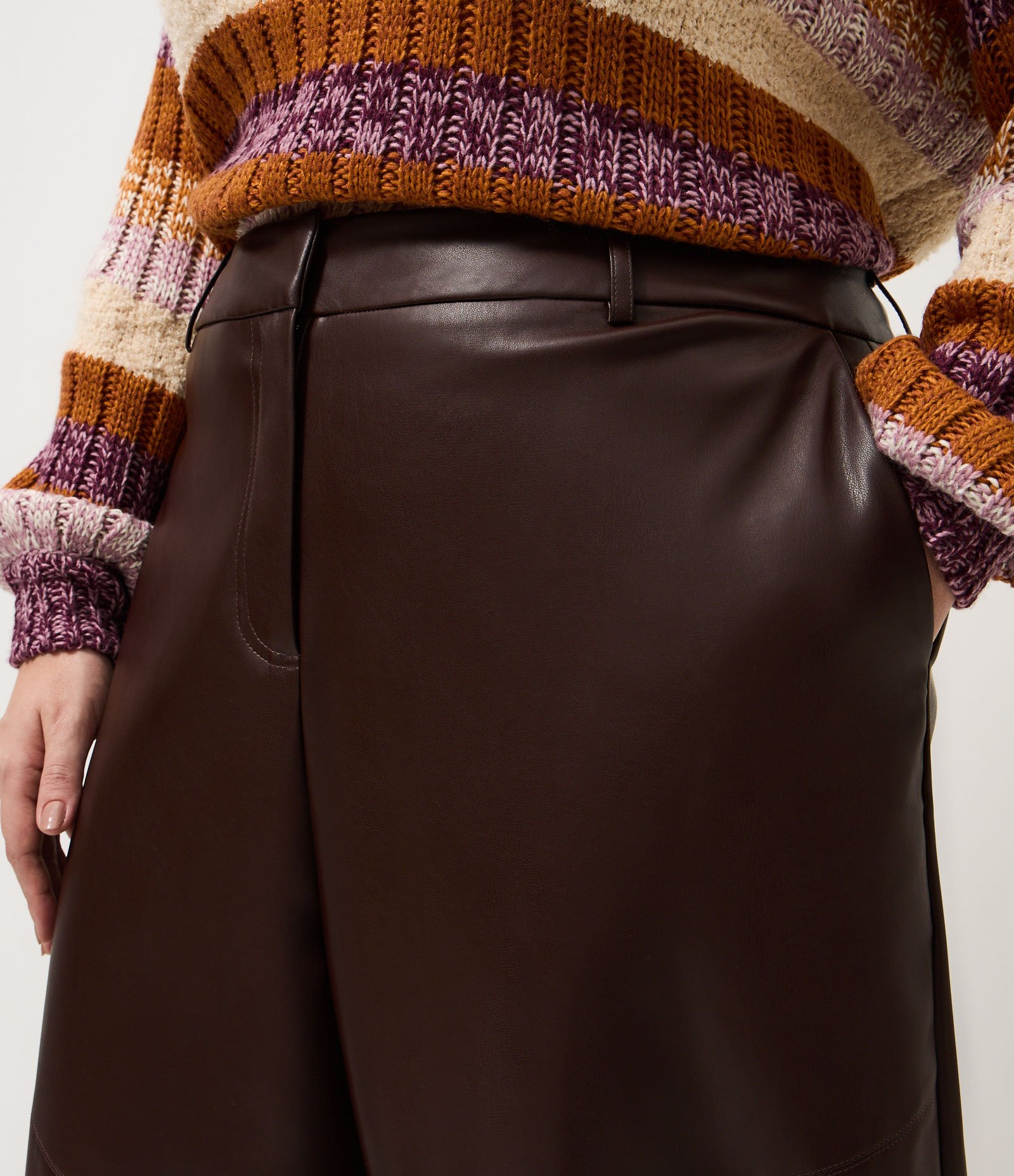 Calça PU Barrel com Recortes e Bolso Faca Curve & Plus Size Marrom 3